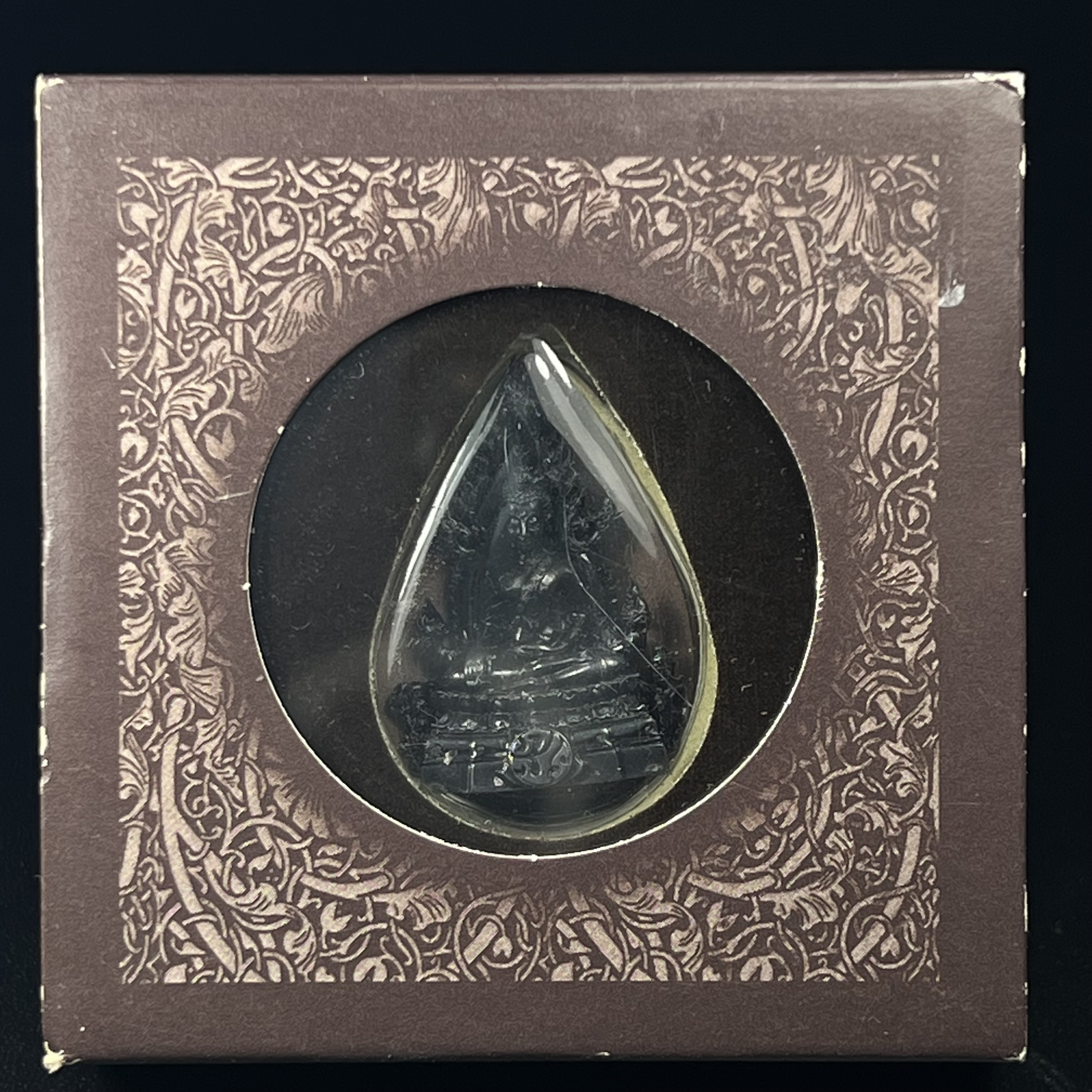 พระพุทธชินราช ภปร. โครงการ "เพราะแผ่นดินนี้ คือ แผ่นดินเกิด" ปี2548(รุ่นแรก) ลอยองค์ หน้าตัก 1/2 นิ้ว(ขนาด 3.5 x 2.5 ซม.) เนื้อเงินรมดำ(พุทธศิลป์จำลองเมื่อครั้งลอกทอง ครั้งที่3 เมื่อปี2547 ร้อยปีจะมีสักครั้ง "พระพุทธชินราชองค์ดำ")