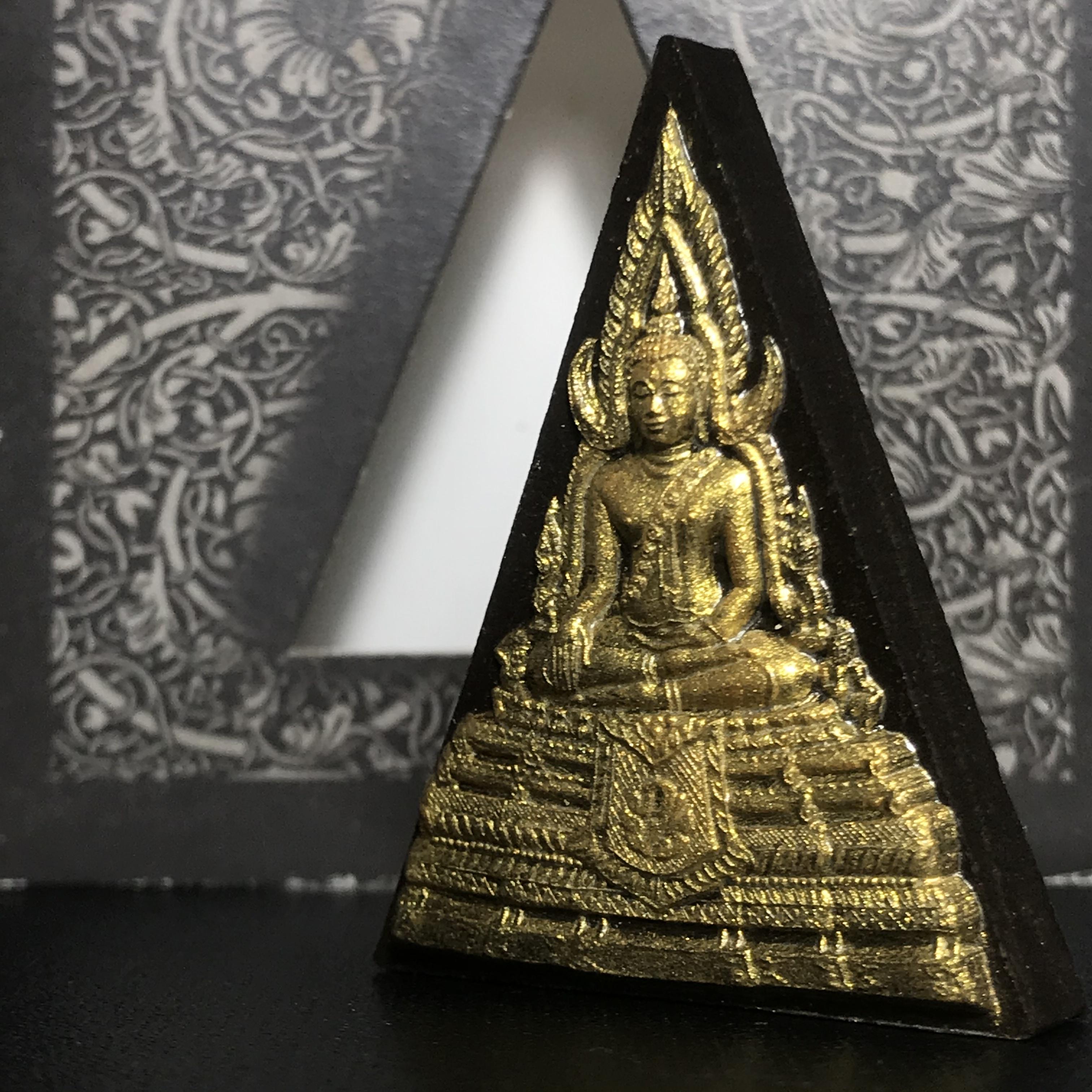 พระพุทธชินราช ภปร. โครงการ "เพราะแผ่นดินนี้ คือ แผ่นดินเกิด" ปี2548(รุ่นแรก) พระผงหลัง ภ.ป.ร. ทองแดง (พระราชทานเส้นพระเจ้า (เส้นผม)และมวลสารจิตรลดา)