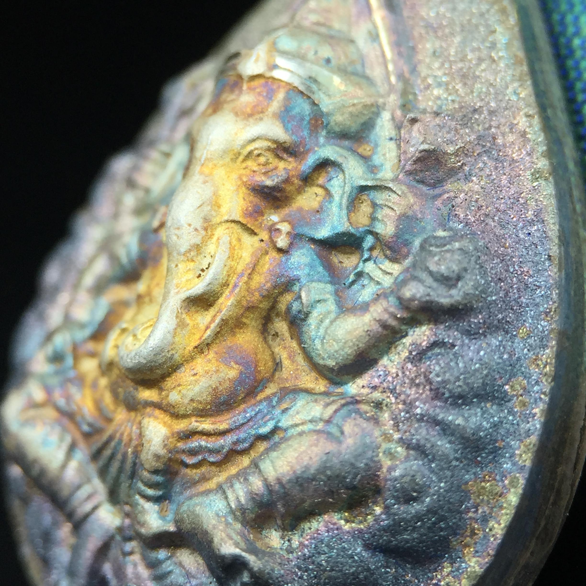 เหรียญพระพิฆเนศวร ญสส. ชุดกาญจนาภิเษกครองราชย์ 50 ปี พุทธศักราช 2538 พิมพ์ใหญ่(2.9 ซม.) เนื้อเงินผิวเดิมกลับดำขึ้นสีรุ้งเข้มขลังงดงามธรรมชาติสร้างสรรค์ สภาพสวยเดิมพร้อมกล่องบรรจุเดิม ตอกโค๊ดหมายเลขกำกับ(1ใน 5539องค์)