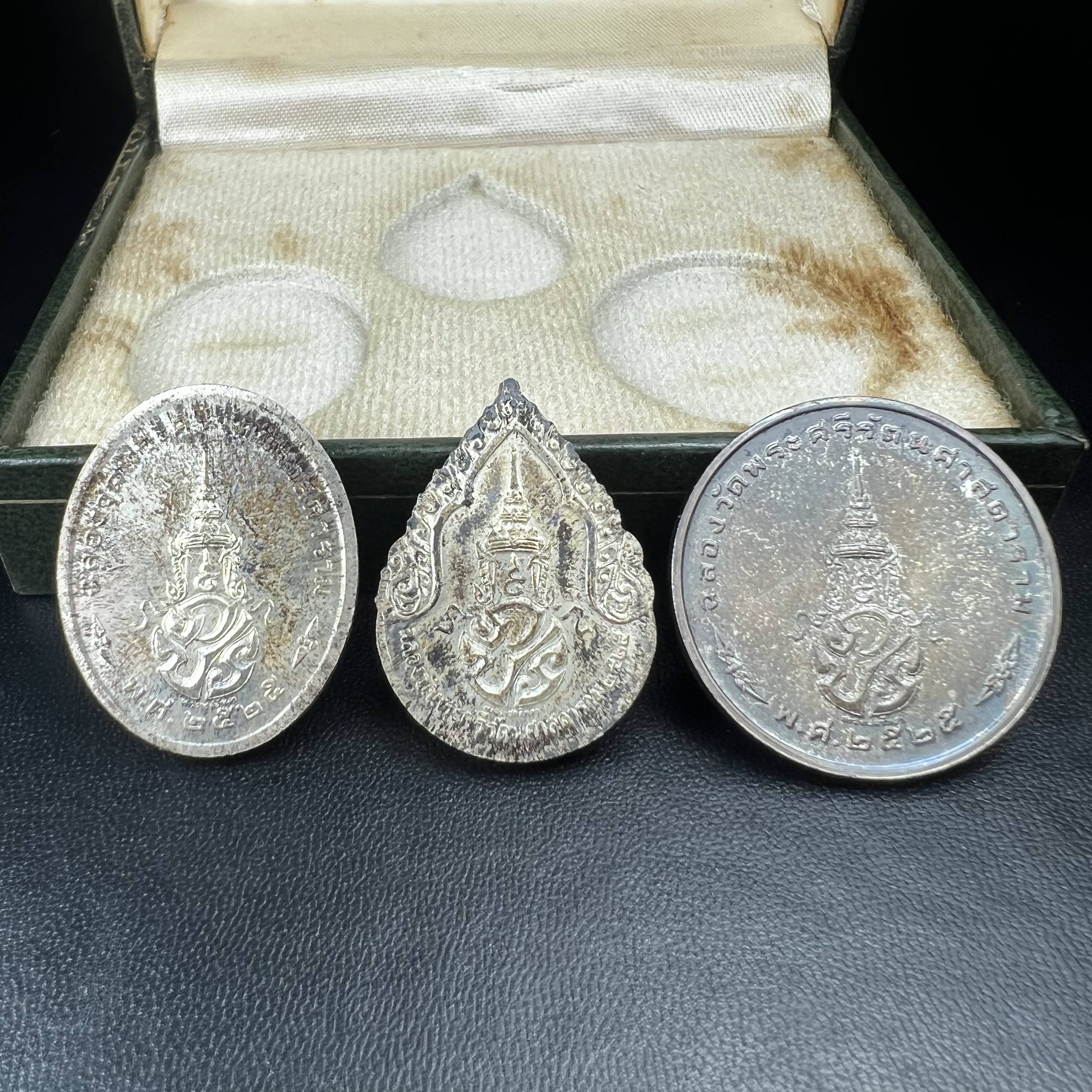 เหรียญพระแก้วมรกตหลัง ภปร. ฉลองกรุงรัตนโกสินทร์ครบ 200 ปี พ.ศ.2525 เนื้อเงิน(ผิวเดิม สวย)กล่องบรรจุเดิมครบ3พิมพ์(บล็อกพระราชศรัธา)(ในหลวงรัชกาลที่9 เสด็จในพิธี)ชอบเก็บแบบผิวเดิมๆชุดนี้เลยแนะนำ ผิวเดิมสวยมาก เสน่ห์พระเนื้อเงิน