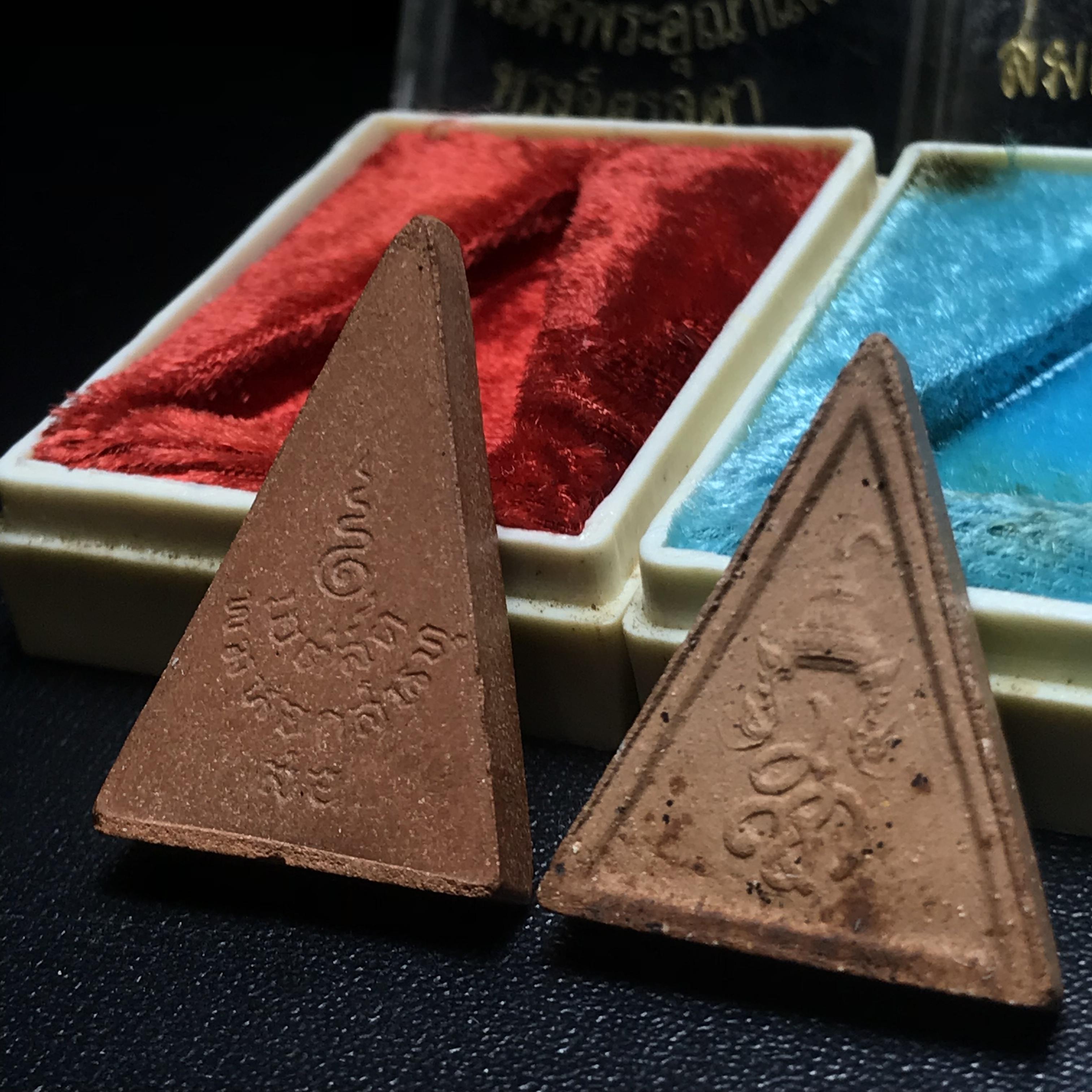 พระสมเด็จอุณาโลมทรงจิตรลดา+พระสมเด็จนางพญา สก. วัดบวรนิเวศวิหาร ปี2519 พิมพ์ใหญ่ กล่องบรรจุเดิม(ในหลวงรัชกาลที่9และสมเด็จพระราชินี เสด็จร่วมในพิธี)(พิธีใหญ่)(มวลสารดี)อีกหนึ่งวัตถุมงคลในหลวงที่ทรงคุณค่า