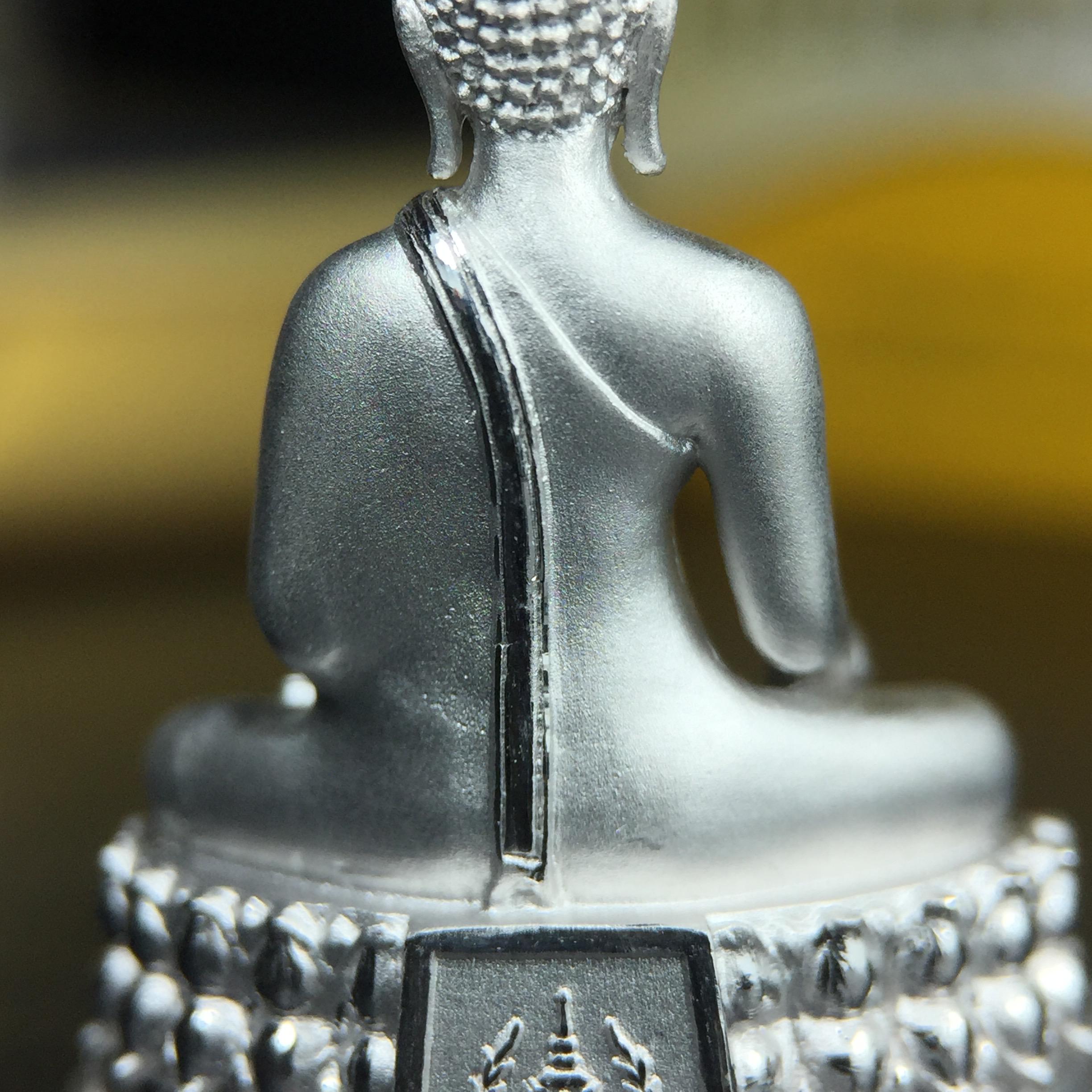 พระพุทธรูปคุ้มเกล้าฯ ภปร.(ใต้ร่มพระบารมี คุ้มเกล้า) 60ปี โรงพยาบาลภูมิพลฯ พ.ศ.2552 เนื้อเงิน ชุบทองคำขาว(พิมพ์ใหญ่ขนาด 35.5*24 มม.)สภาพสวยเดิมพร้อมกล่องบรรจุเดิม ตอกโค๊ดหมายเลขกำกับ หายาก(1ใน5000 องค์)