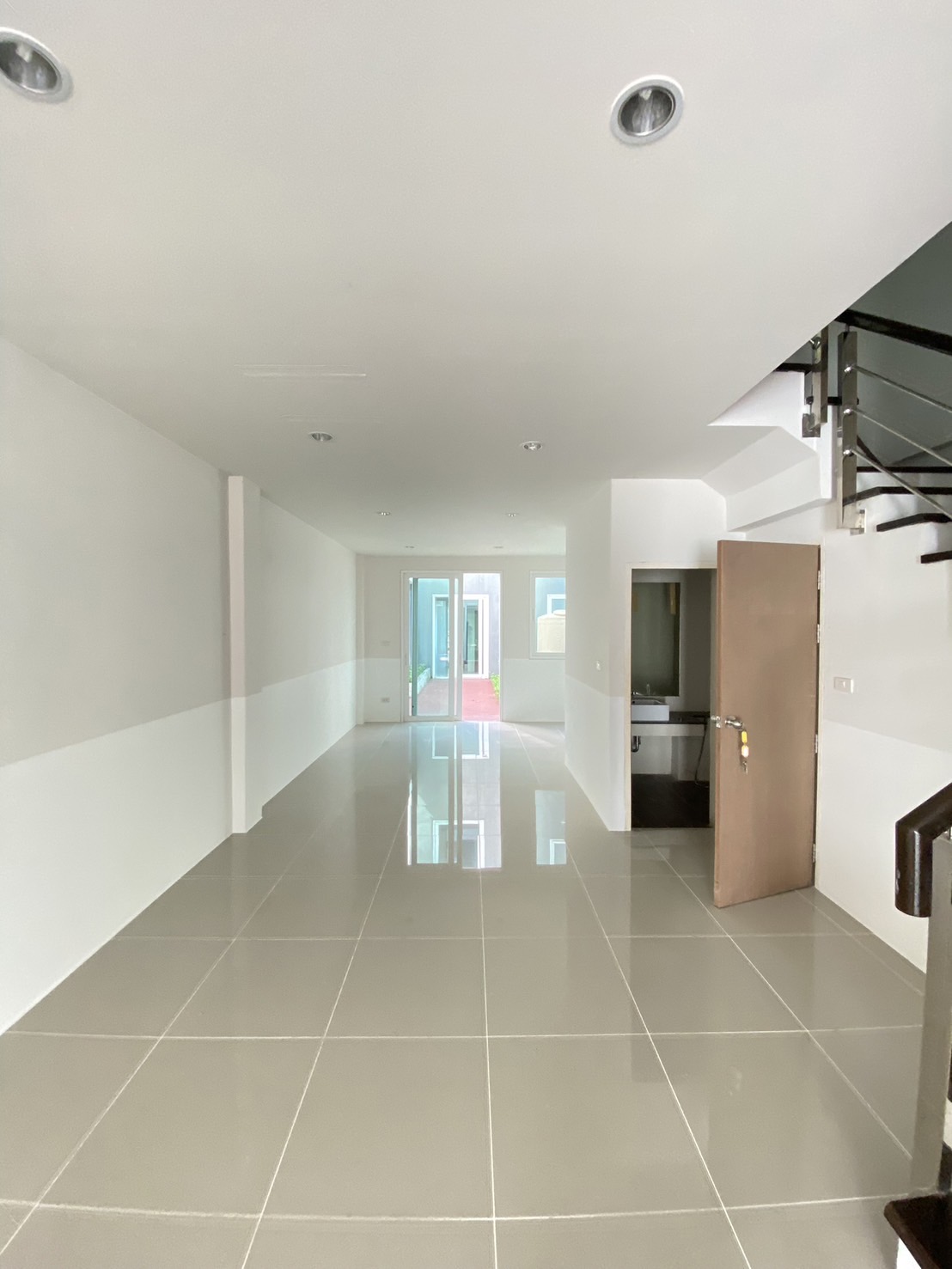 For Sales : Sea front, 2-Story commercial buildings, 3 Bedroom 6 Bathroom