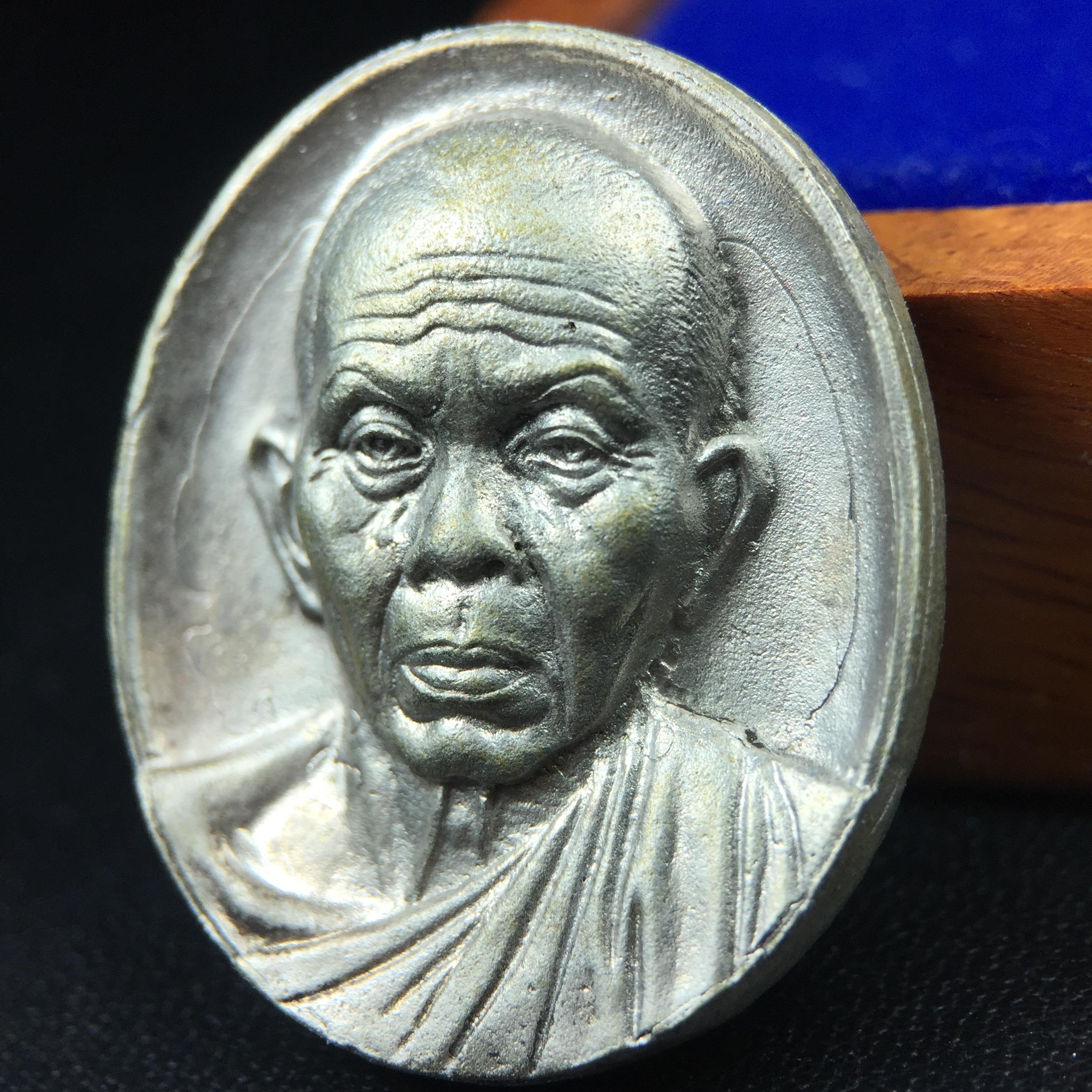 เหรียญรูปเหมือนพระญาณวิทยาคมเถร (หลวงพ่อคูณ ปริสุทโธ)ชุดกาญจนาภิเษกครองราชย์ครบ 50 ปี วัดบวรนิเวศวิหาร ปี 2538 เหรียญหล่อเนื้อนวโลหะ(พิเศษกรรมการมีรอยจาร ตอกโค๊ดหมายเลข ๑๗๘)(หายากพบเจอน้อยมาก)(พร้อมกล่องบรรจุเดิมลายไม้สีน้ำตาลมีตรากาญจนา) พิธีใหญ่