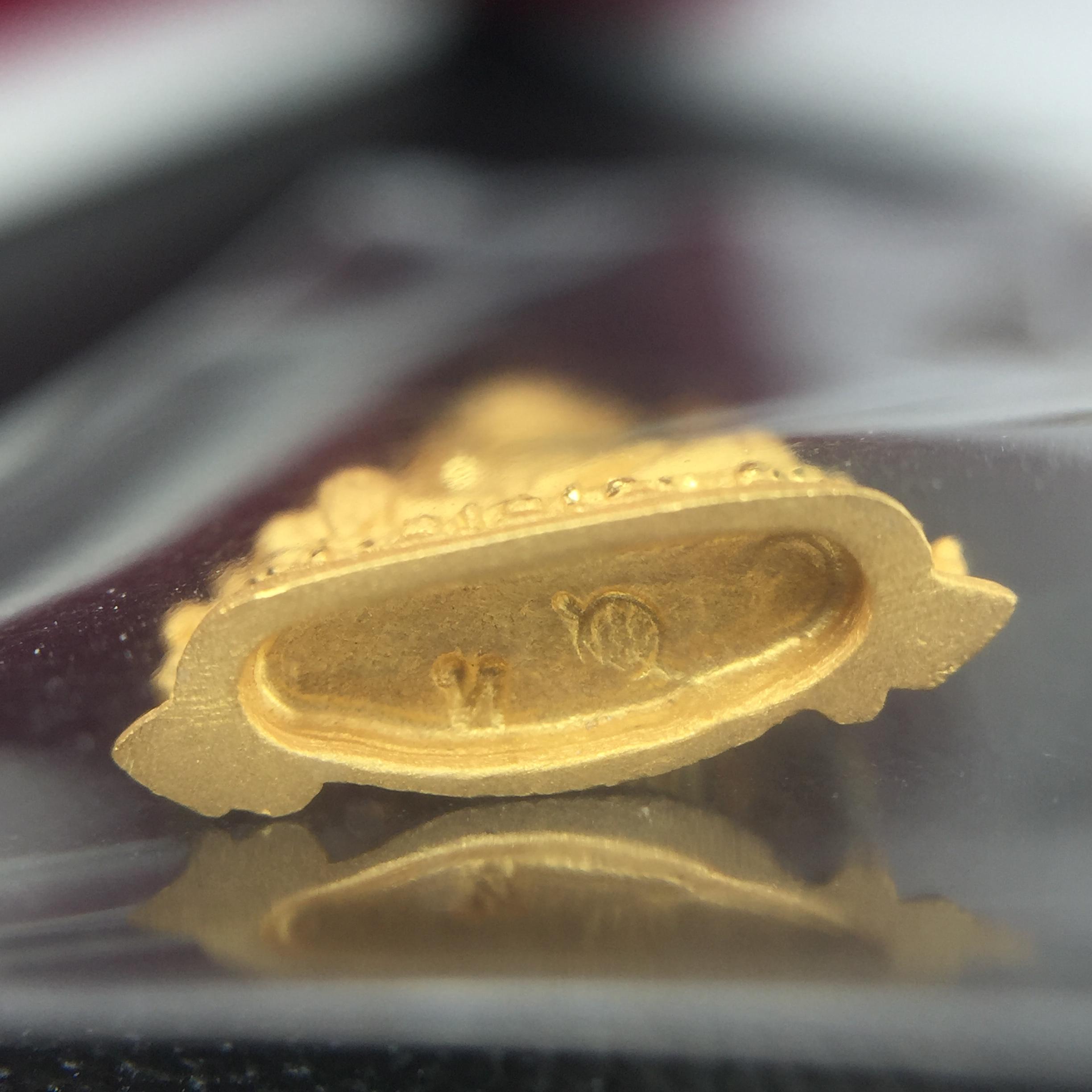 พระพุทธชินราช รุ่น ประวัติศาสตร์ มูลนิธิเพื่อตำรวจไทยจัดสร้าง ปี 2562 เนื้อทองคำขัดเงา พิมพ์ลอยองค์จิ๋ว(ขนาดสูง 1.5 ซม.) (สภาพ สวย ซีนซองเดิม กล่องบรรจุเดิมครบสมบูรณ์)