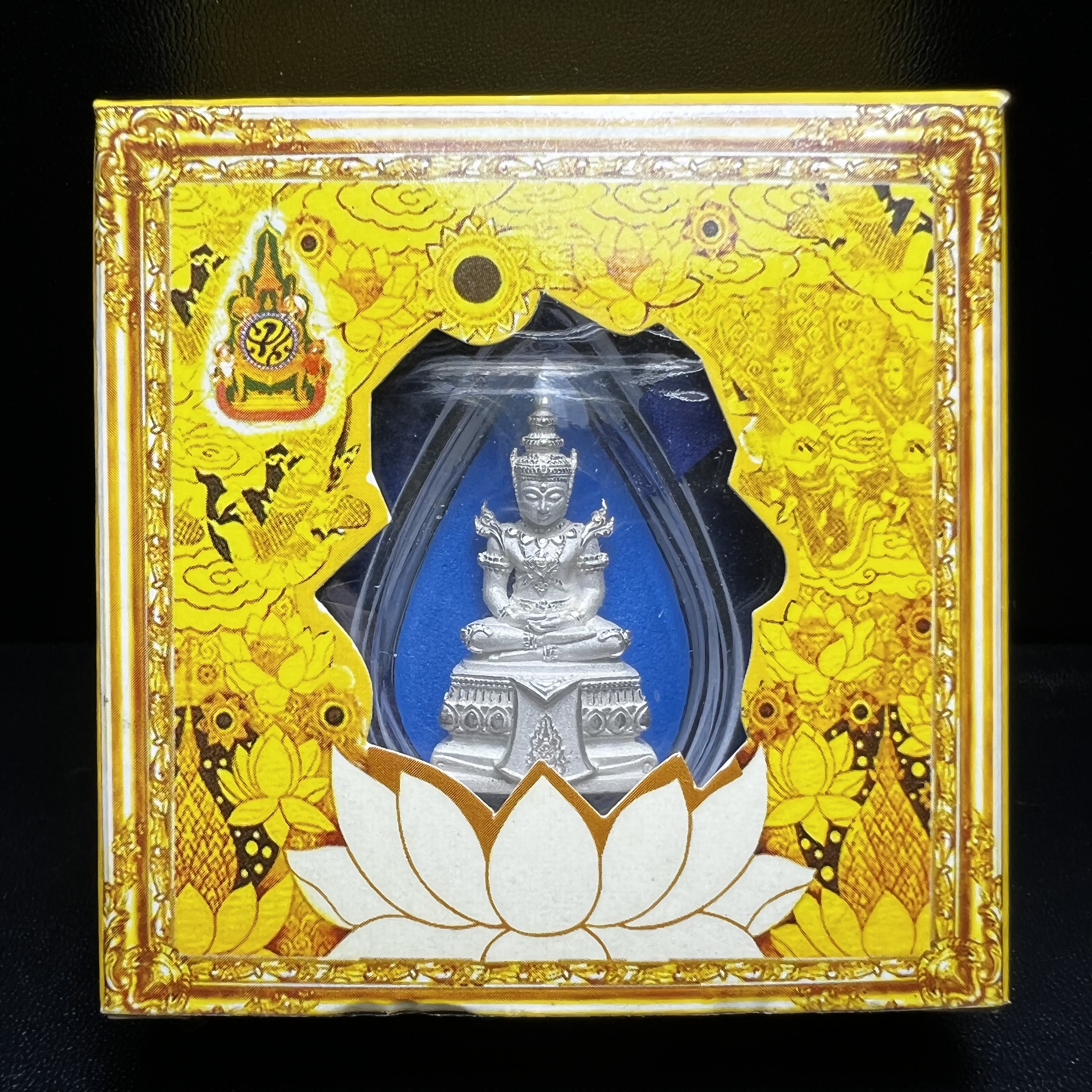 พระแก้วมรกต(จำลอง)ลอยองค์ ขนาดหน้าตัก 1/2 นิ้ว ทรงเครื่องฤดูร้อน เนื้อเงิน ตราสัญลักษณ์ฉลองสิริราชสมบัติ ครบ 60 ปี พ.ศ.2549(สภาพสวย ครบ สมบูรณ์))