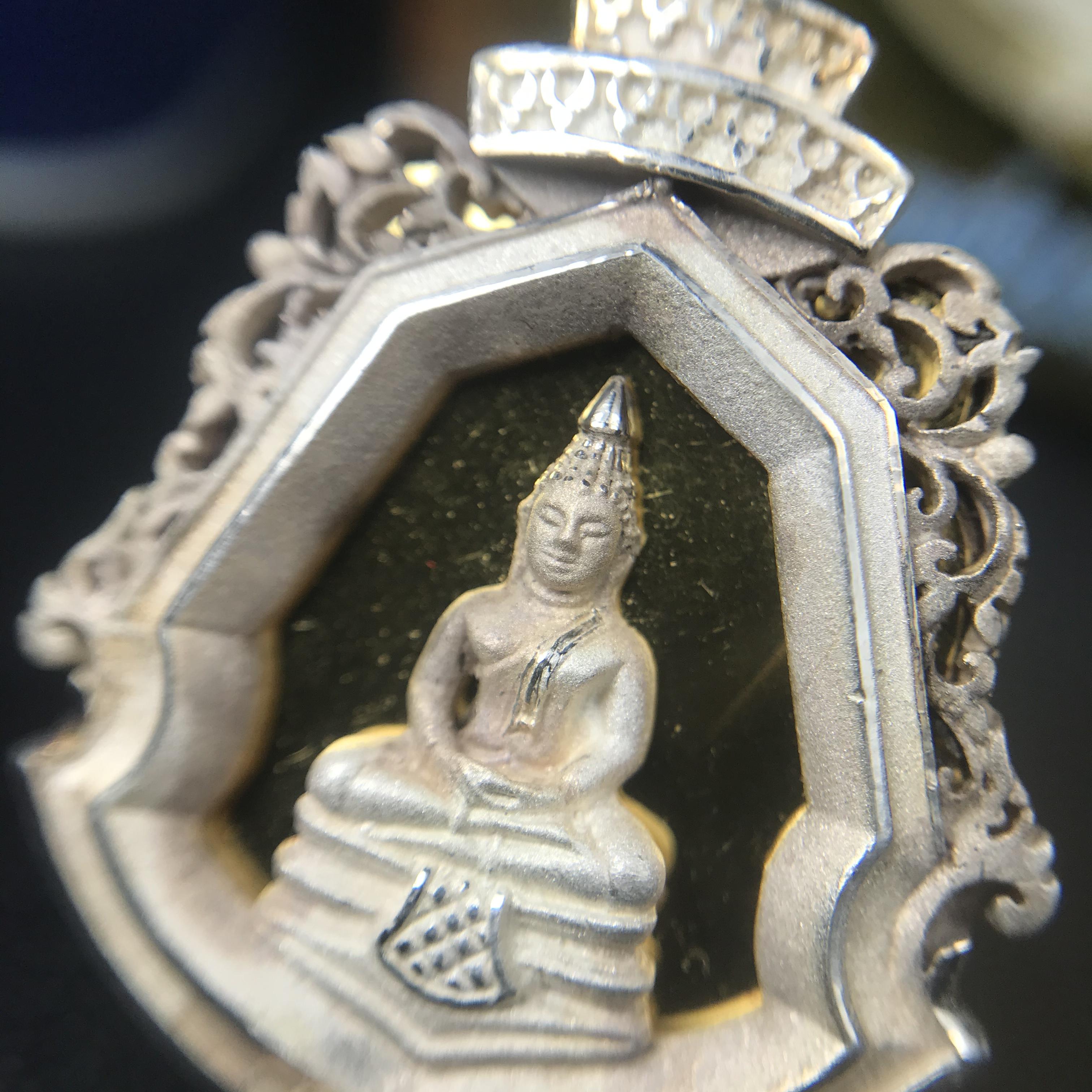 พระพุทธโสธร รุ่นมหามงคล ปี 2547 เหรียญหล่อพระพุทธโสธรลายไทย พระนามย่อ ญ.ส.ส. (พิมพ์ใหญ่) สูง 2.9 ซม.เนื้อเงินพ่นทรายขัดเงา พร้อมกล่องบรรจุเดิมครบ(1ใน 2,499องค์)