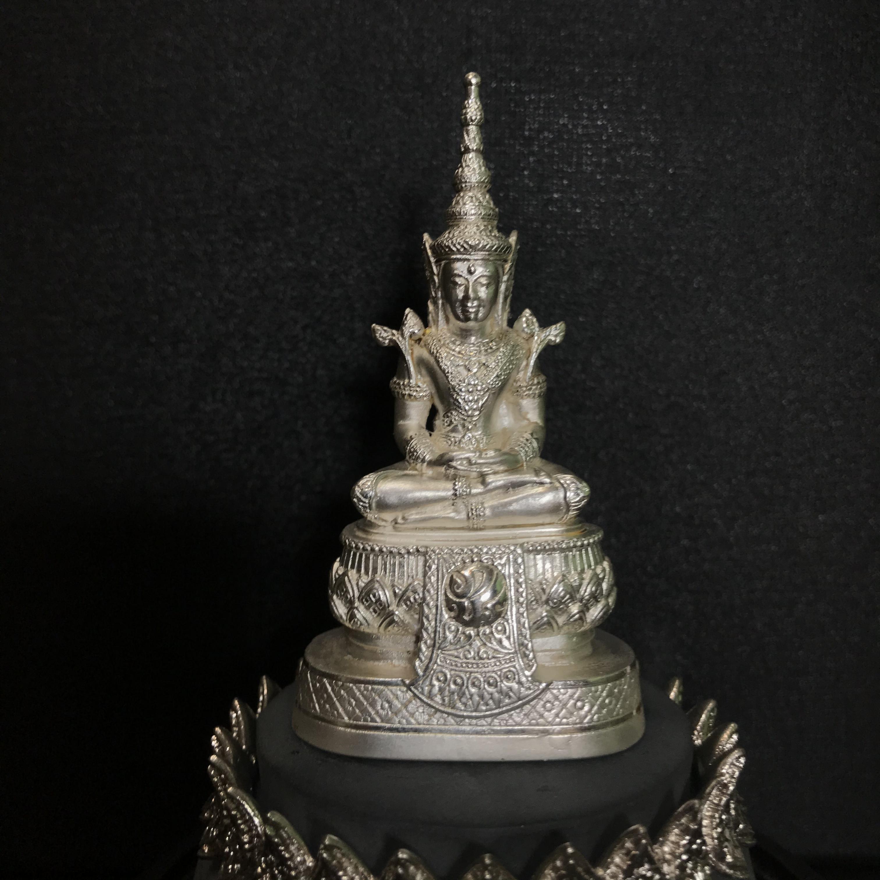 พระแก้วมรกต ภปร.(รุ่นแรก) ปี2545 รุ่นฉลองกรุงรัตนโกสินทร์ครบ 220 ปี หล่อลอยองค์ เนื้อเงินบริสุทธิ์99.9% ขนาดบูชา 50*90 มม. พร้อมฐานวางครอบแก้วเดิม(สวยงามและหายากมาก)(1ใน3000องค์)
