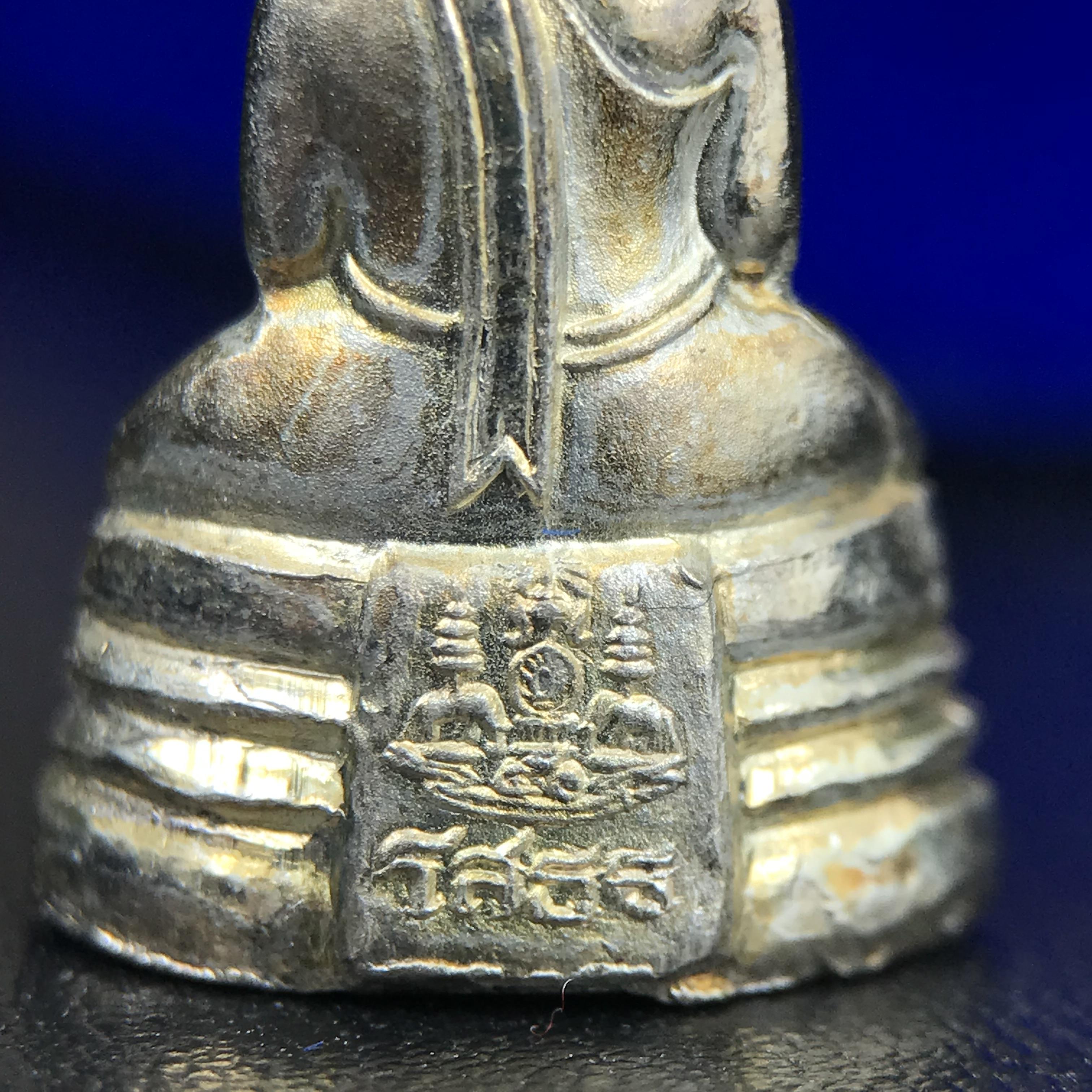 พระกริ่งหลวงพ่อโสธร ภปร. รุ่นกาญจนาภิเษก จัดสร้างในมงคลวโรกาสที่พระบาทสมเด็จพระเจ้าอยู่หัวรัชกาลที่9 เสด็จเถลิงถวัลย์สิริราชสมบัติ ครบ 50 ปี ในพุทธศักราช 2539 เนื้อเงิน(ผิวเดิมสวย)(พิธีใหญ่เข้มขลัง)1 ใน 9950 องค์