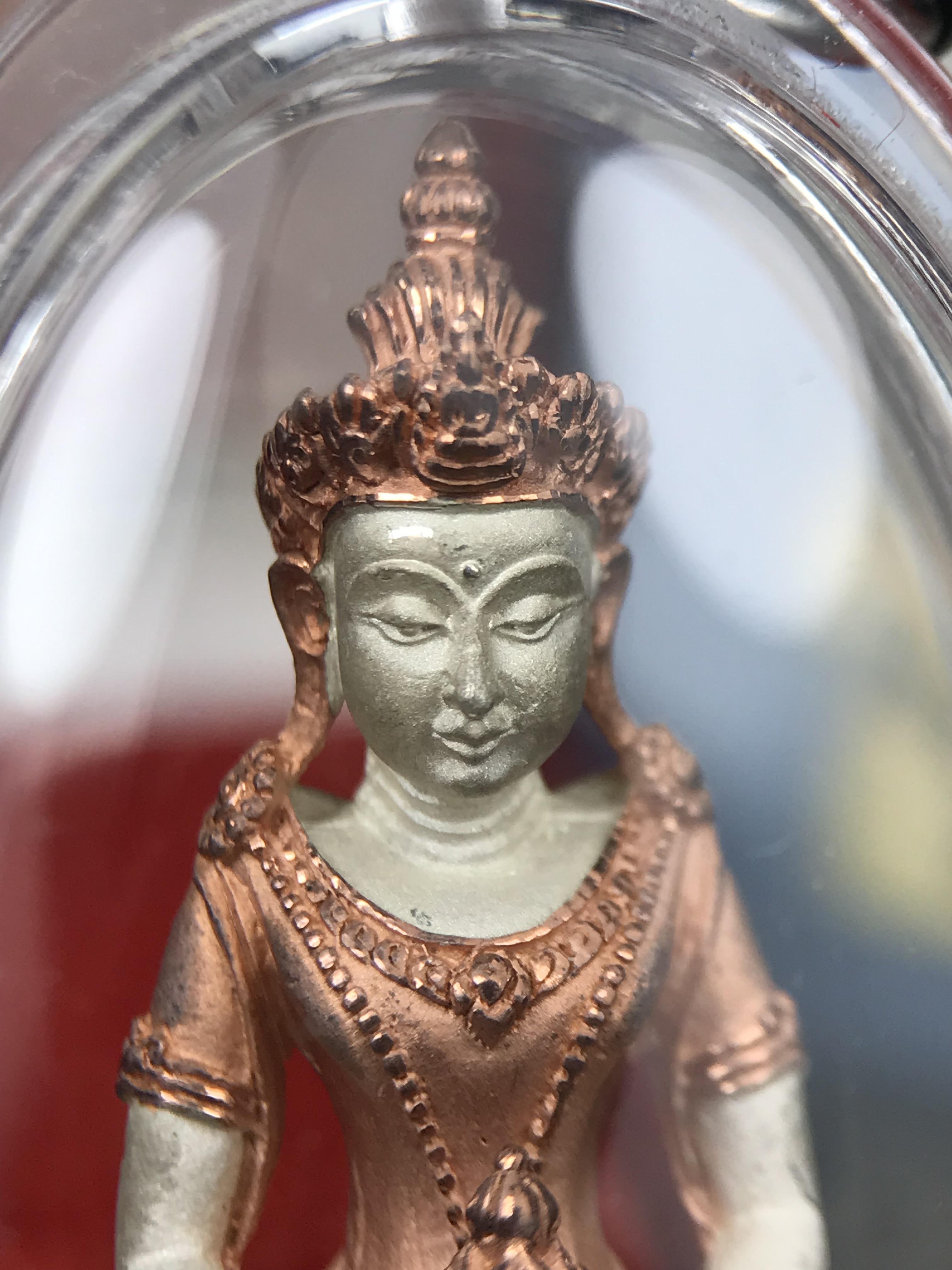 พระกริ่งอวโลกิเตศวร ( เจ้าแม่กวนอิม ) วัดโพธิ์แมนคุณาราม รุ่นอุดมโภคทรัพย์ พ.ศ.2539 เนื้อเงิน 3 กษัตริย์ พ่นทราย(ผิวเดิมสวย เลี่ยมกรอบกันน้ำพร้อมใช้บูชา) (พร้อมกล่องบรรจุการ์ดใบรับรองเดิมครบ) (อีกหนึ่งรุ่นยอดนิยม พุทธศิลป์สวยงดงาม)*ตอกโค๊ตและหมายเลข ๓๘๙๔*