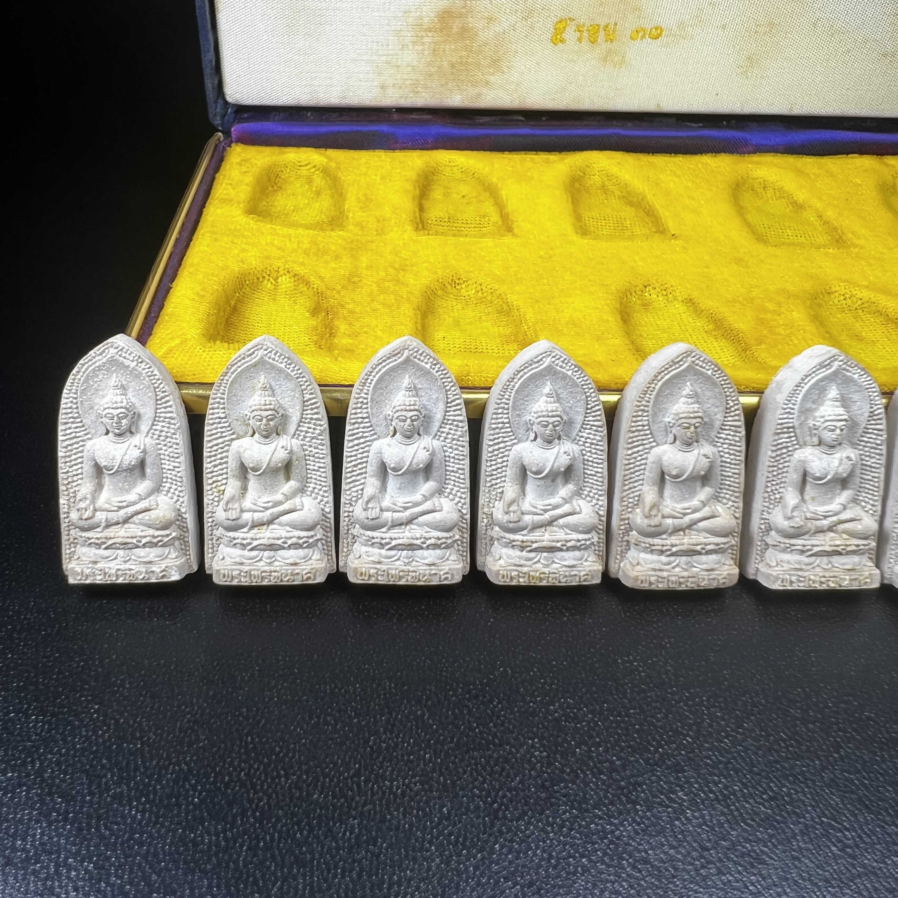 พระไพรีพินาศ ภปร. ครบ 5 รอบ ในหลวงรัชกาลที่ 9 ปี 2530(เนื้อผงพิมพ์ใหญ่) ชุดกรรมการ บรรจุจำนวน 10 องค์ ในกล่อง ตราสัญลักษณ์ ภปร.(ในหลวงรัชกาลที่9เสด็จในพิธีเจิมพระสุหร่าย)พระดี พิธีใหญ่ ประกอบพิธีพุทธาภิเษกพร้อมกับพิธีพระกริ่งปวเรศ ปี2530 วัดบวรนิเวศวิหาร