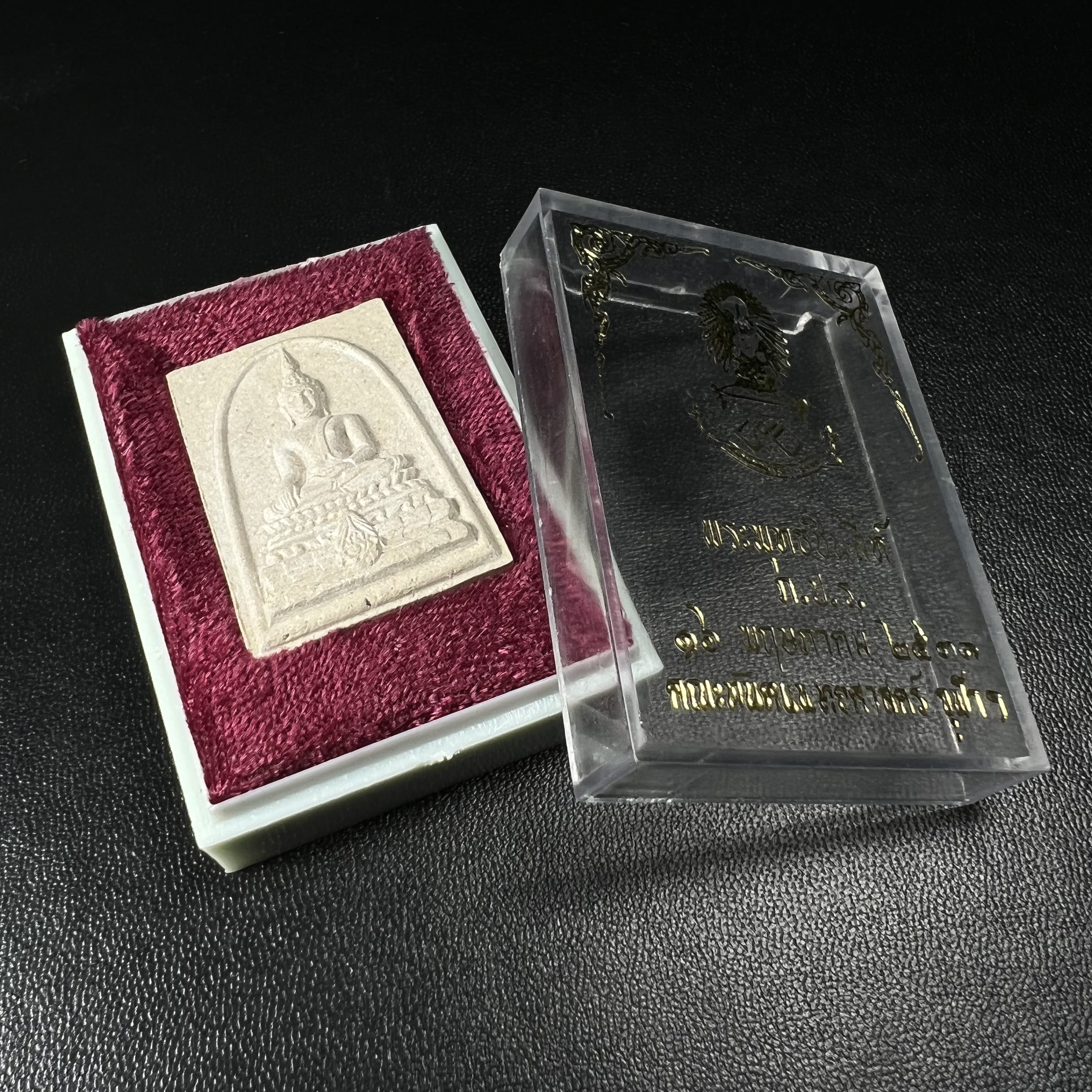 พระพุทธชินสีห์ ภปร. ทันโต เสฏโฐ ปี2533 พิมพ์ใหญ่(องค์นี้ด้านหลังบรรจุพลอยเสกมงคลเยอะมาก) บรรจุพระทนต์ในหลวง รุ่นเดียวในประวัติศาสตร์ ****รุ่นนี้ขอแนะนำ****