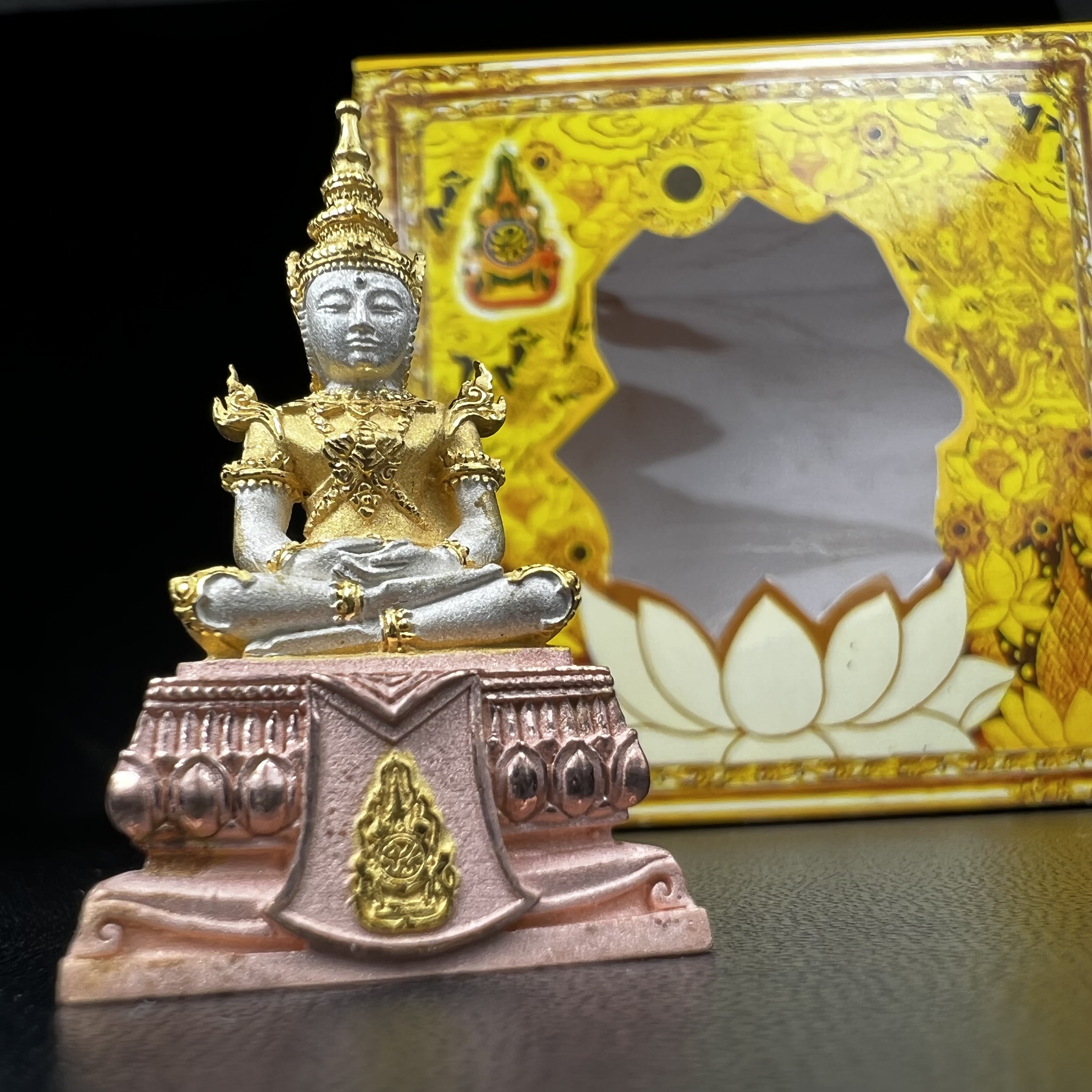 พระแก้วมรกต(จำลอง)ลอยองค์ ขนาดหน้าตัก 1/2 นิ้ว ทรงเครื่องฤดูร้อน เนื้อเงินสามกษัตริย์ ตราสัญลักษณ์ฉลองสิริราชสมบัติ ครบ 60 ปี พ.ศ.2549(สภาพสวย ครบ สมบูรณ์)