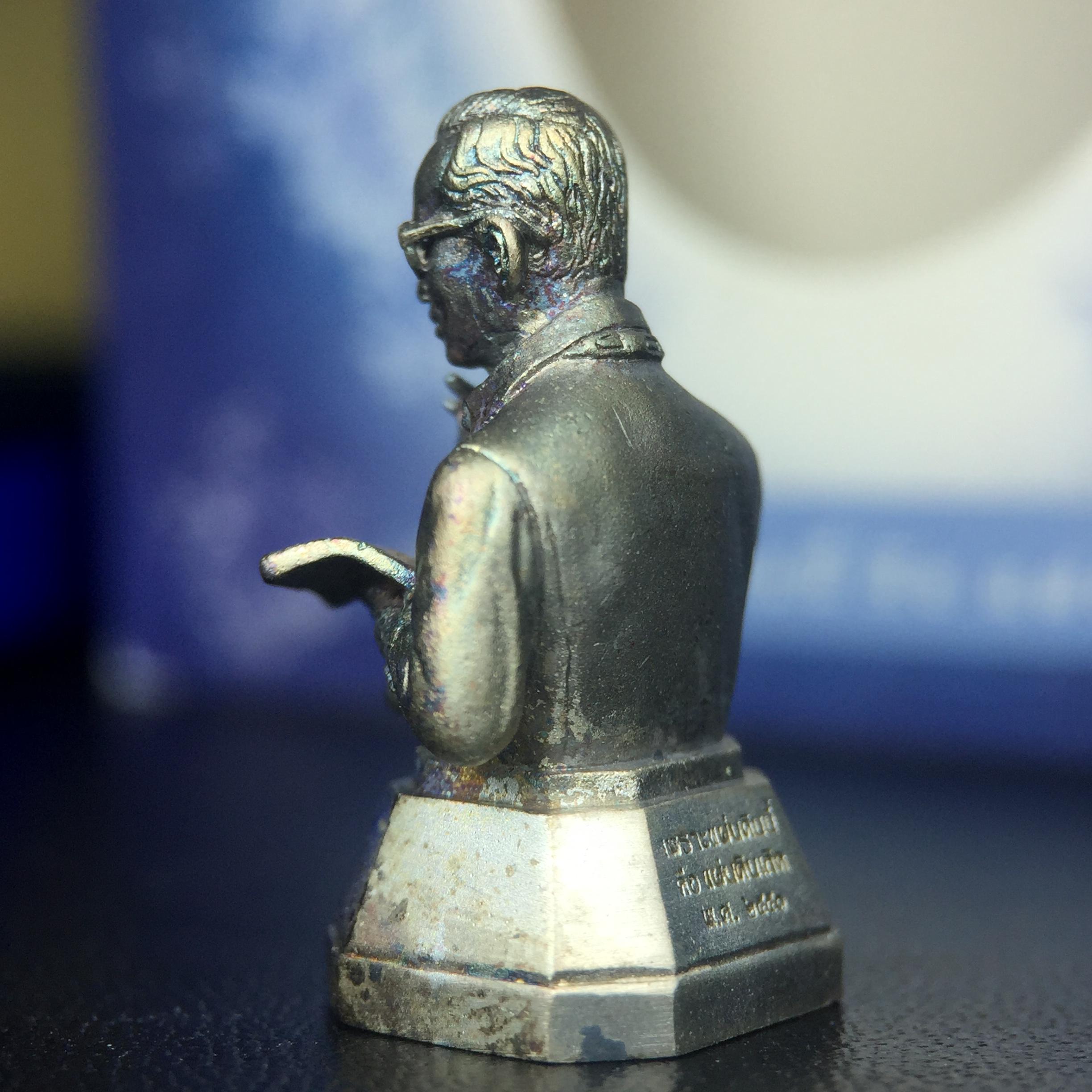 พระบรมรูปพระบาทสมเด็จพระเจ้าอยู่หัวรัชกาลที่ 9(ทรงงาน) ภปร. รุ่นเพราะแผ่นดินนี้คือแผ่นดินเกิด ปี 2551 ขนาดสูง 1 นิ้ว เนื้อเงิน(ผิวเดิมขึ้นสีรุ้งธรรมชาติสวยมาก)(ด้านหน้า ฐานพระบรมรูปฯ ประดิษฐานอักษรพระปรมาภิไธย ภ.ป.ร.)นิยมหายาก(1 ใน 5000 องค์)