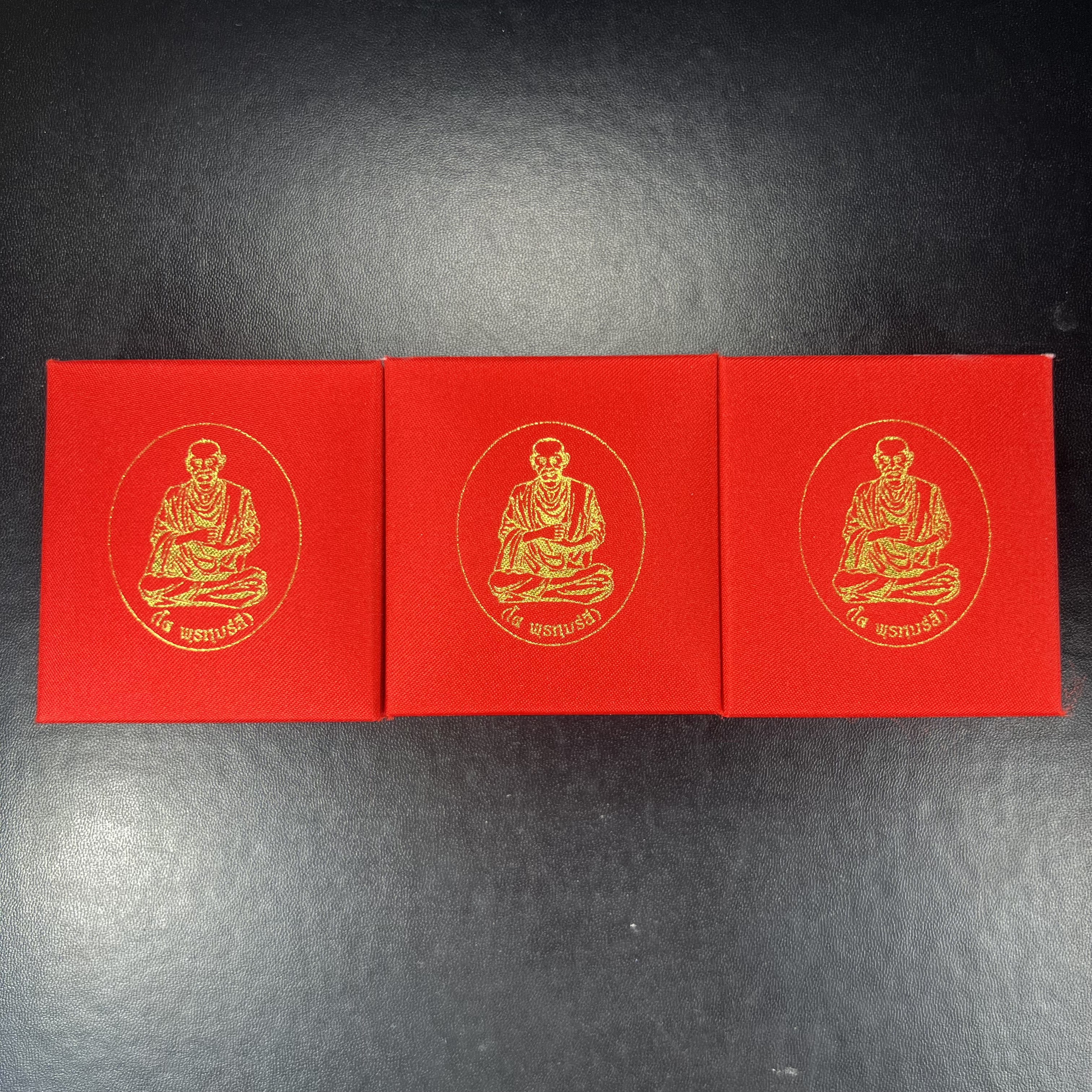 สมเด็จพุฒาจารย์ (โต พรหมรังสี) อนุสรณ์ 128 ปี สมเด็จพระญาณสังวร สมเด็จพระสังฆราช ทรงเมตตาอธิฐานจิต ปี 2543 มหาพุทธาภิเษก 3วาระ รูปเหมือนลอยองค์พิมพ์ใหญ่เนื้อเงิน ขนาด 1.5 x 2.5 ซม. ทรงคุณค่าทั้งด้านความงานด้านพุทธศิลป์ และพุทธคุณ