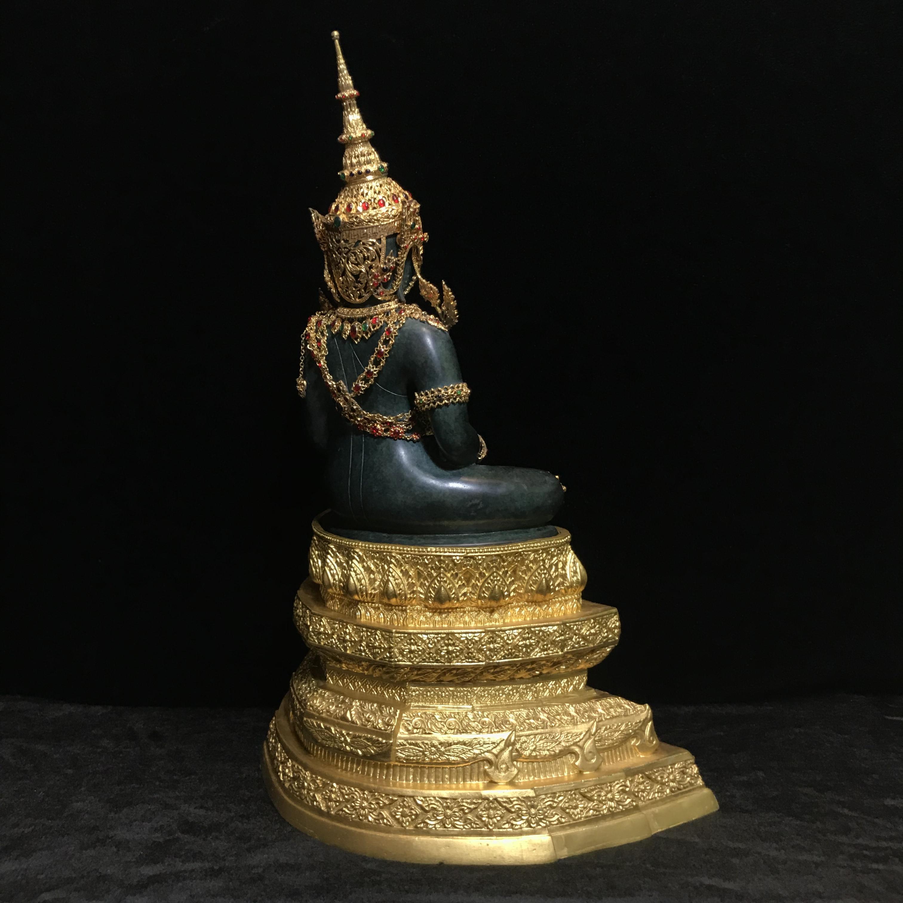 พระพุทธมหามณีรัตนปฏิมากร จำลอง (พระแก้วมรกต) ขนาดบูชาหน้าตัก 5 นิ้ว ตราสัญลักษณ์ ภ.ป.ร. รุ่นแรก ปี2547 เนื้อนวโลหะเคลือบสีเขียว(เครื่องทรงนวโลหะชุบทอง)