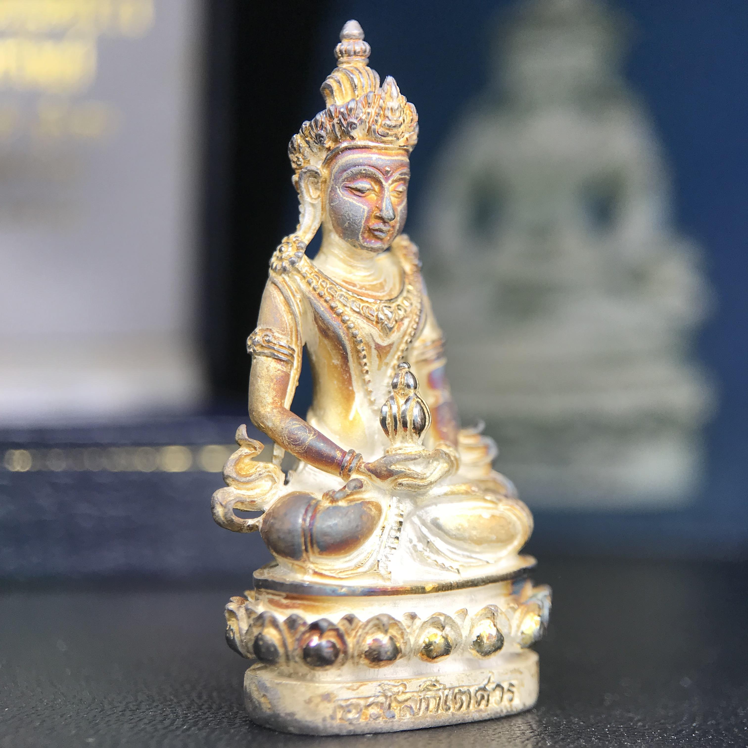 พระกริ่งอวโลกิเตศวร ( เจ้าแม่กวนอิม ) วัดโพธิ์แมนคุณาราม รุ่นอุดมโภคทรัพย์ พ.ศ.2539 เนื้อเงินพ่นทราย(ผิวเดิม ขึ้นสีรุ้งธรรมชาติ แบบนิยม เสน่ห์ของพระเนื้อเงิน) (พร้อมกล่องบรรจุการ์ดใบรับรองเดิมครบ)(อีกหนึ่งรุ่นยอดนิยม พุทธศิลป์สวยงดงาม)หายาก 1 ใน 5000 องค์