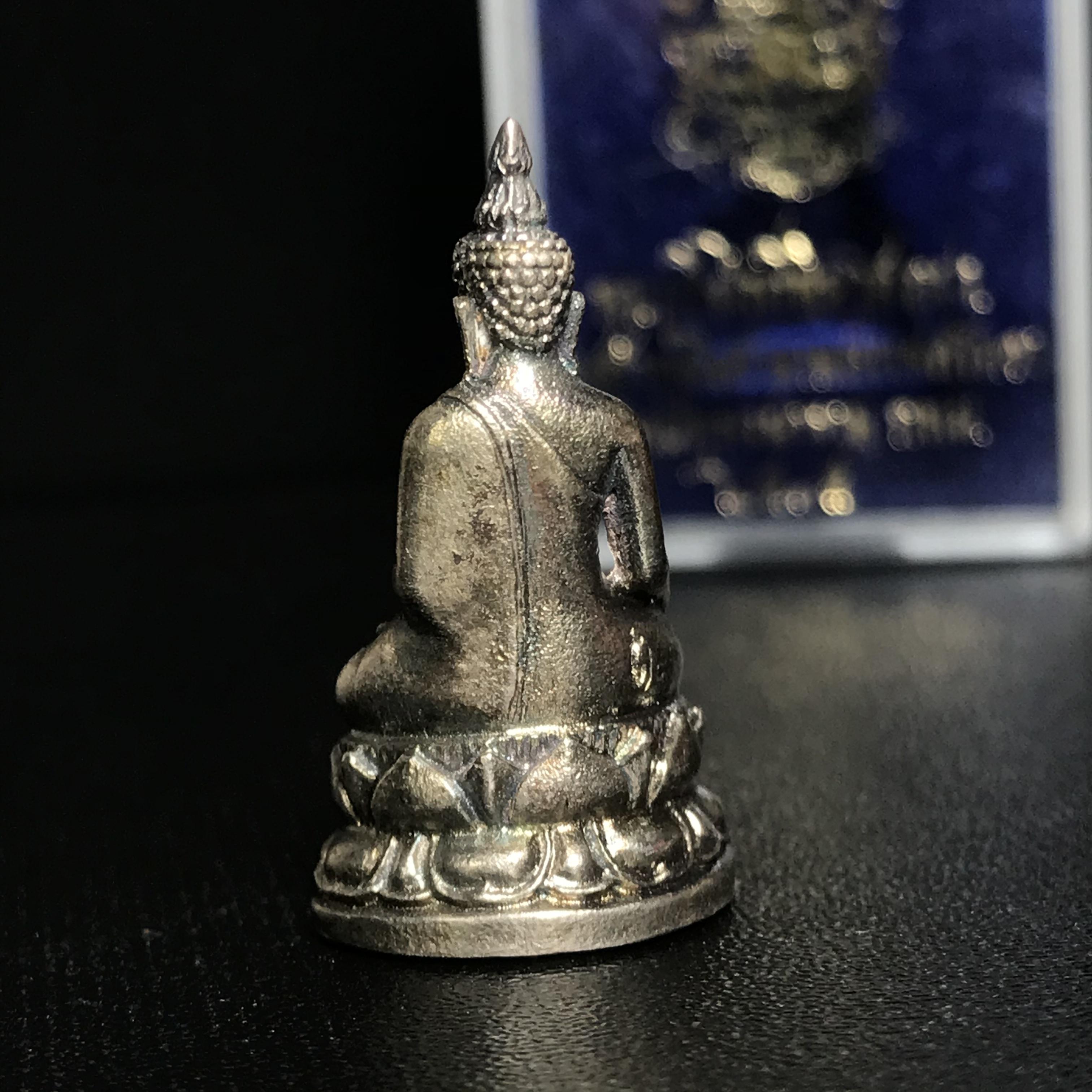 พระกริ่งไพรีพินาศ ภปร. รุ่นแรกของประเทศไทย วัดปทุมวนาราม ปี2535 เนื้อเงินผิวเดิมขึ้นสีรุ้งแบบนิยม งดงามกล่องครบ (ในหลวงรัชกาลที่9เสด็จเททอง)(1ใน3000องค์)