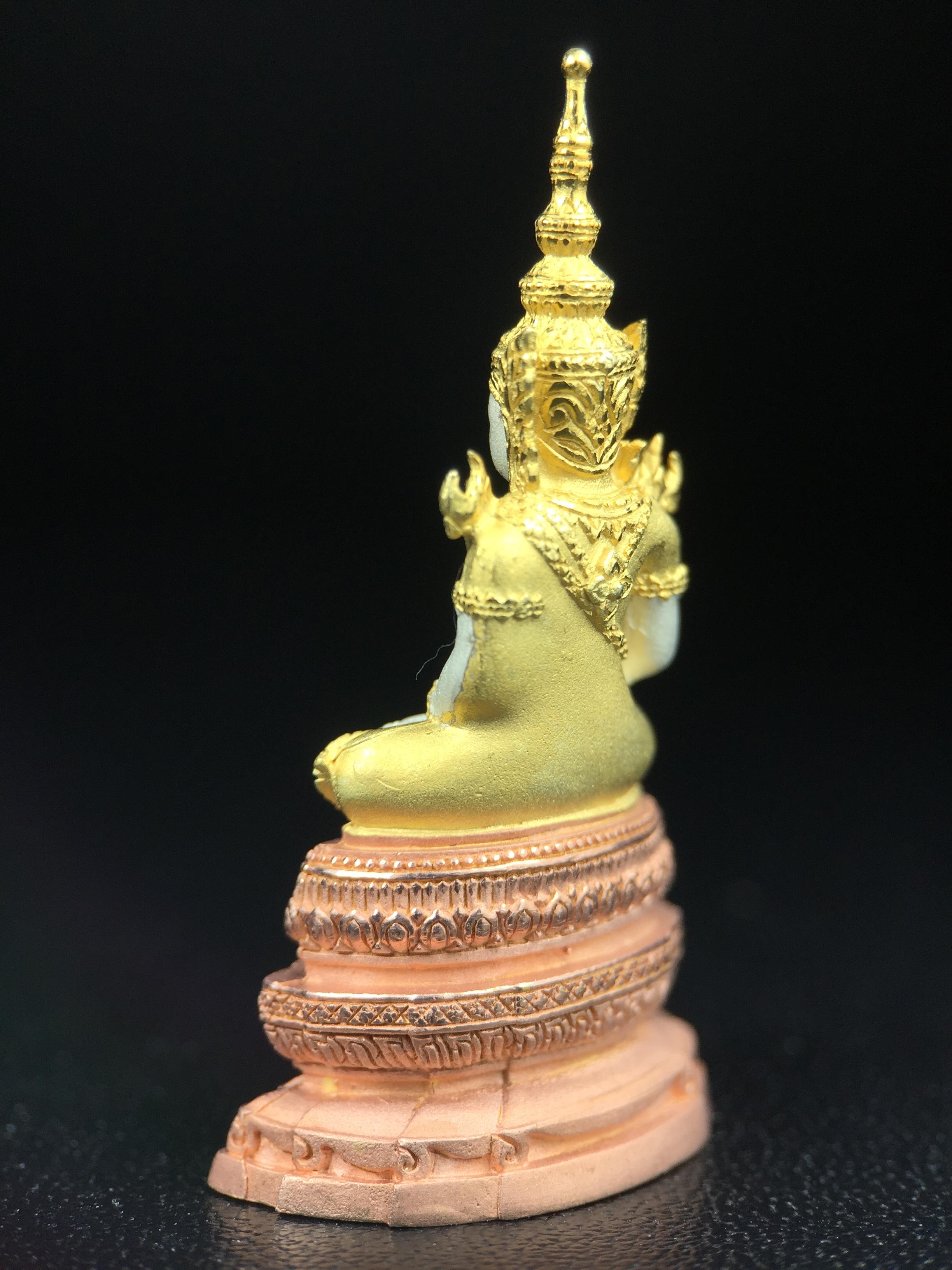 พระแก้วมรกต ภปร. ปี2547 จัดสร้างโดย รพ.ภูมิพลฯ เนื้อเงิน (3 กษัตริย์)ลอยองค์ หน้าตัก 1/2 นิ้ว งดงามทรงคุณค่าอีกหนึ่งรุ่นยอดนิยม หายาก