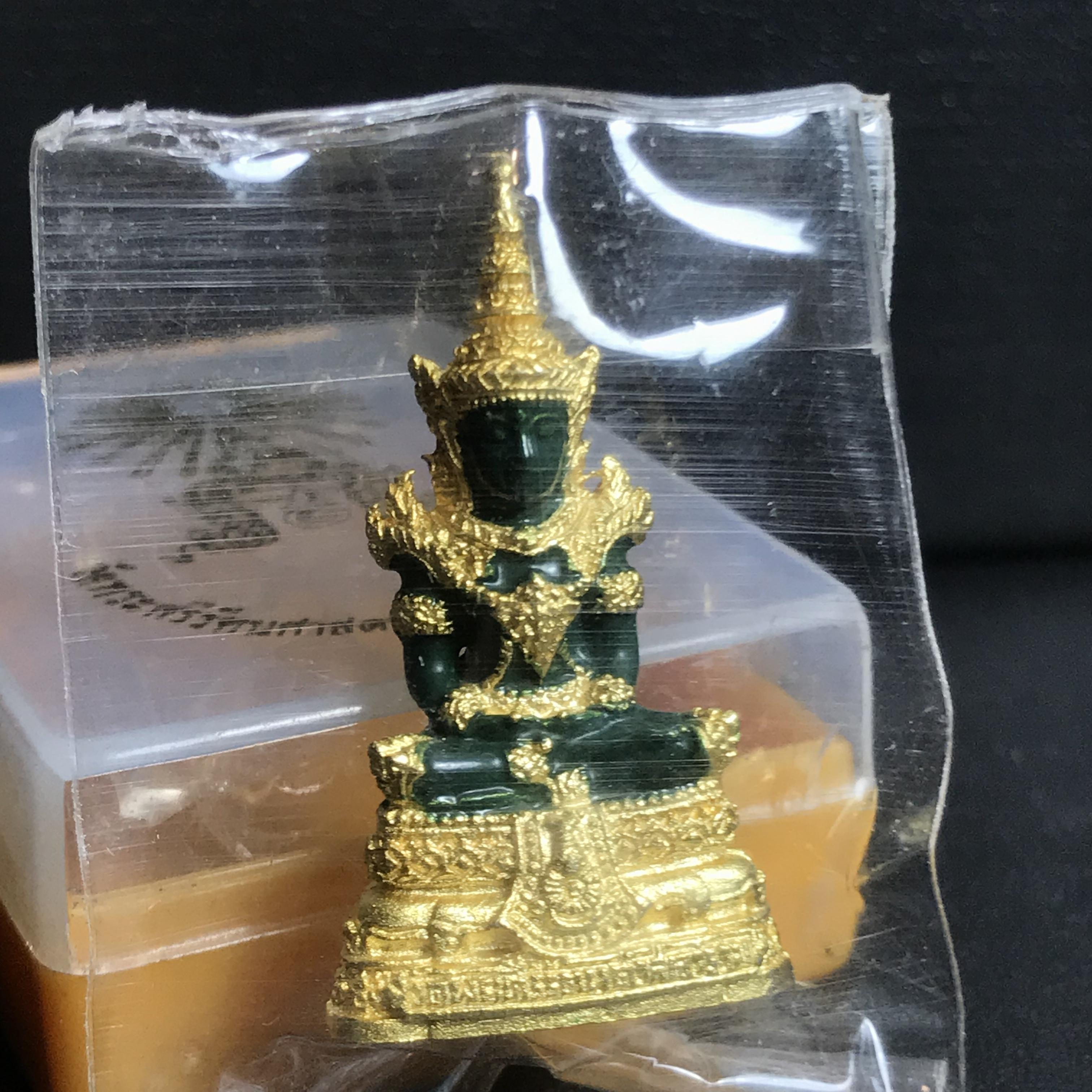 พระพุทธมหามณีรัตนปฏิมากร(พระแก้วมรกต) วัดพระศรีรัตนศาสดาราม สำนักพระราชวัง จัดสร้าง ฤดูร้อน(บรรจุมวลสารใต้ฐาน)