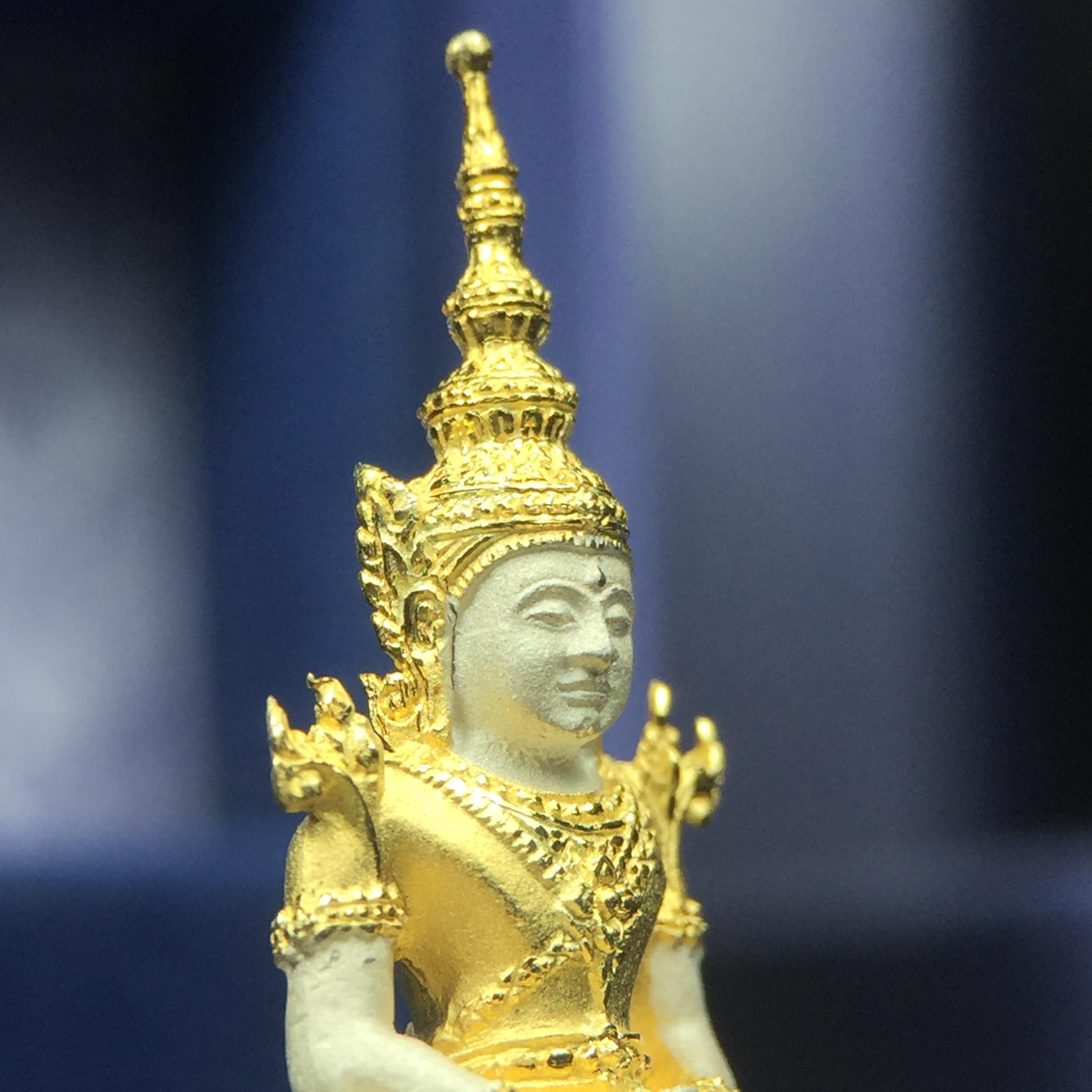 พระแก้วมรกต ภปร. ปี2547 จัดสร้างโดย รพ.ภูมิพลฯ เนื้อเงิน (3 กษัตริย์)ลอยองค์ หน้าตัก 1/2 นิ้ว งดงามทรงคุณค่าอีกหนึ่งรุ่นยอดนิยม หายาก(1ใน3000องค์)
