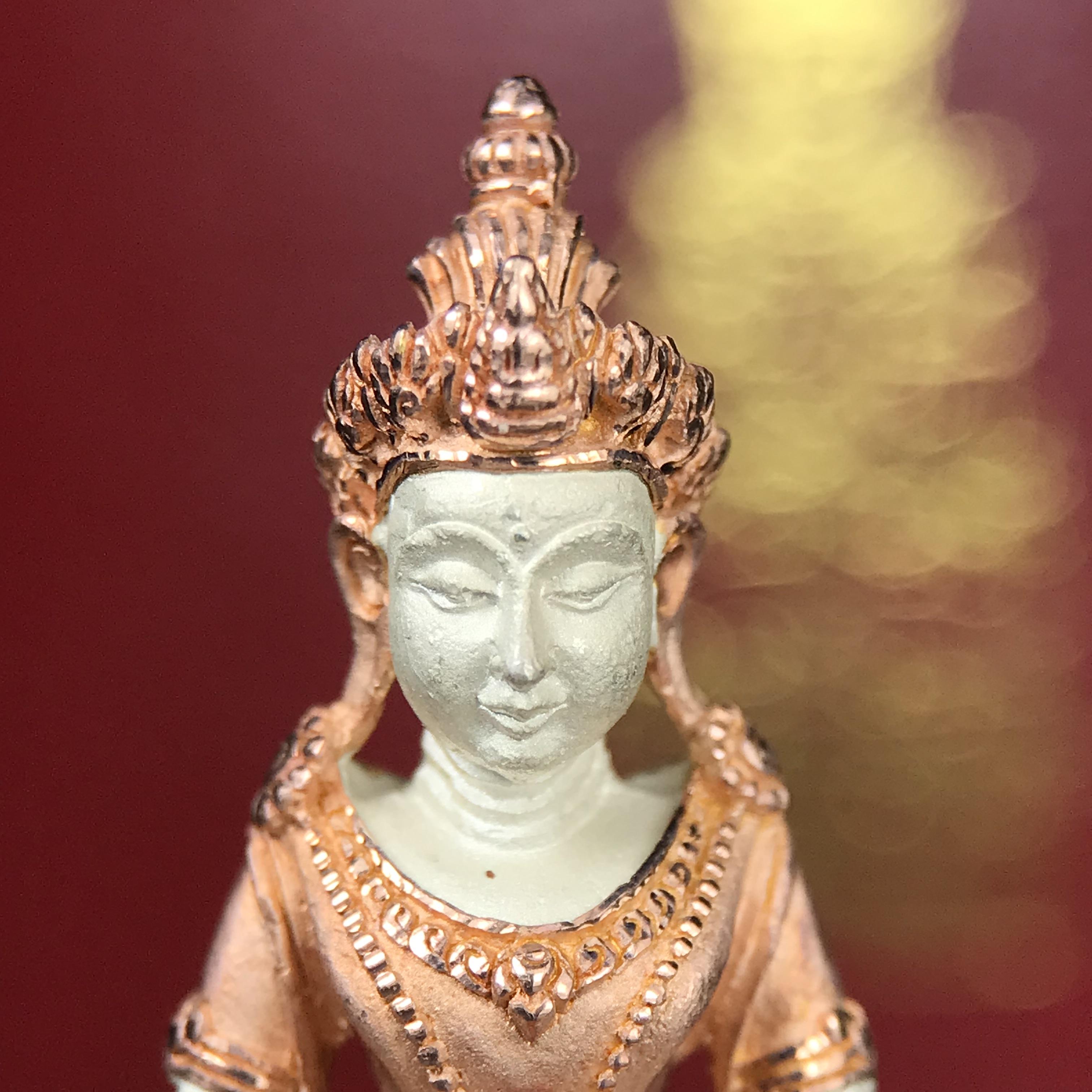 พระกริ่งอวโลกิเตศวร ( เจ้าแม่กวนอิม ) วัดโพธิ์แมนคุณาราม รุ่นอุดมโภคทรัพย์ พ.ศ.2539 เนื้อเงิน 3 กษัตริย์ ผิวสวยเดิมพร้อมกล่องบรรจุเดิม (อีกหนึ่งรุ่นยอดนิยม พุทธศิลป์สวยงดงาม)