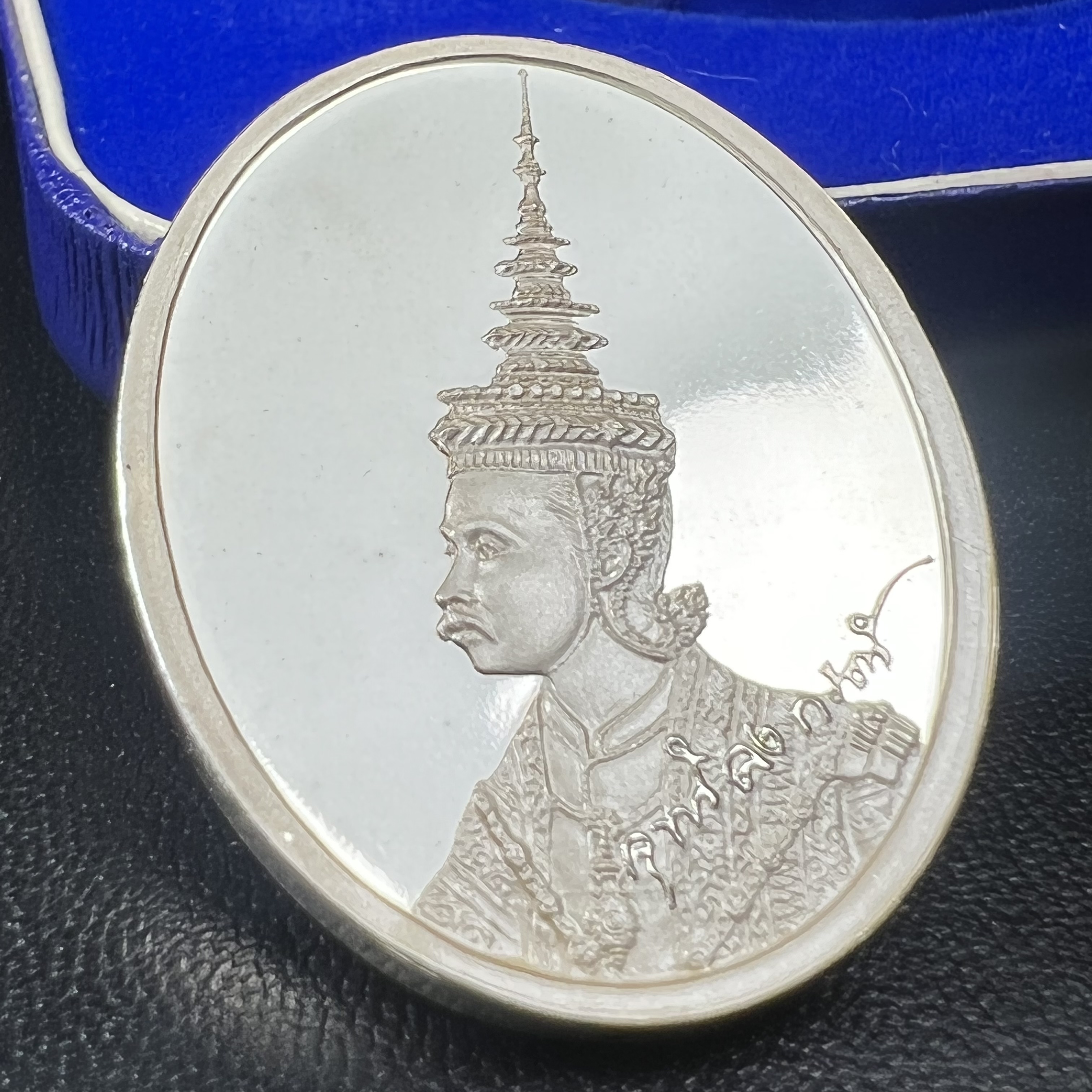 เหรียญ พระปิยมหาราช ที่ระลึกสร้างพระบรมราชานุสาวรีย์ รัชกาลที่ 5 สุพรรณบุรี พ.ศ.2541เนื้อเงินขัดเงา ตอกโค๊ตหมายเลข 447 พร้อมกล่องบรรจุเดิม(วาระหายากพบเจอน้อย)