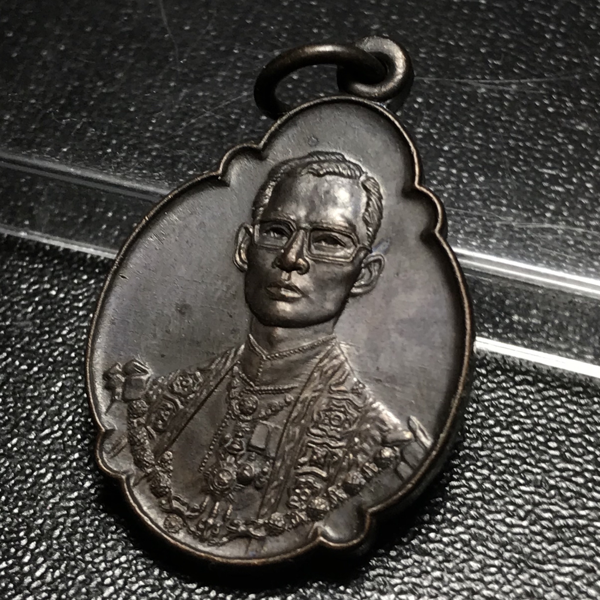 เหรียญ ร.9 ทรงเฉลิมพระชนมพรรษาครบ 4 รอบ ปี2518 (เนื้อทองแดงบล็อกวงเดือนล่าง)หายากนิยมที่สุด