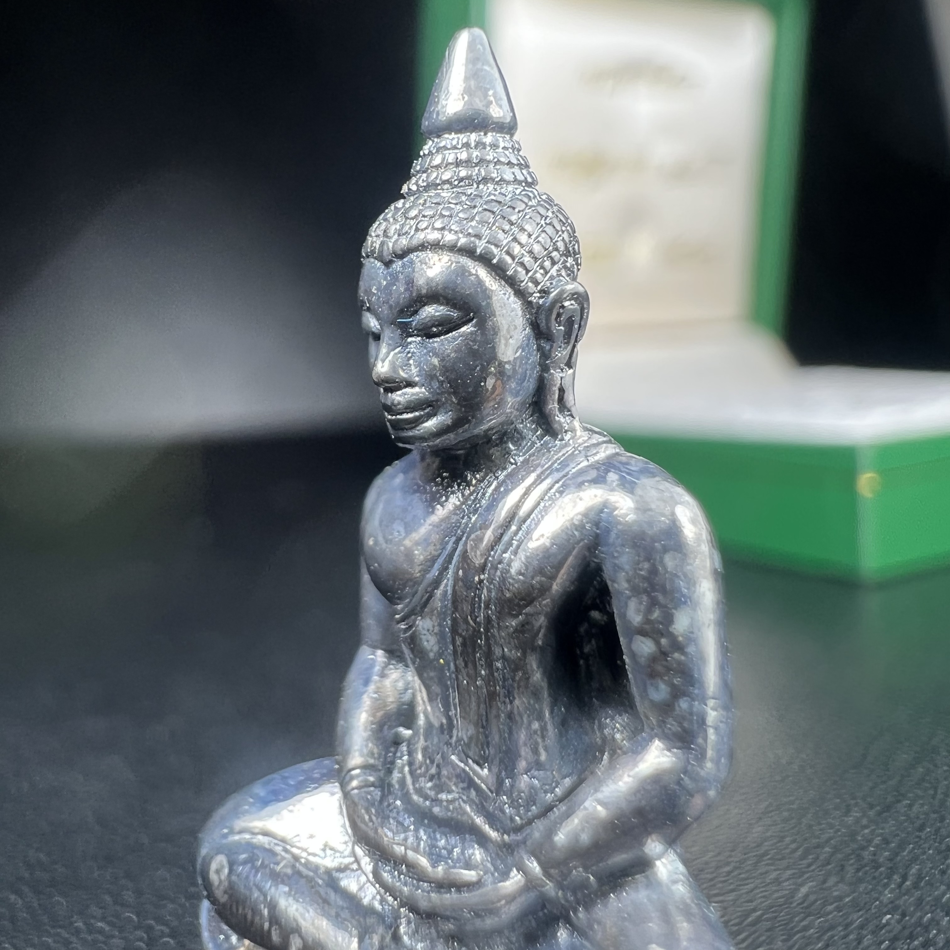 พระพุทธโสธร รุ่น กศก. 120 ปี เนื่องในโอกาสครบ 120 ปี กรมศุลกากร กระทรวงการคลัง จัดสร้าง ปี 2537 เนื้อเงินบริสุทธิ์ 99.9% ผิวขัดเงาลงดำ(งานบริษัท แพรนด้า จิวเวลรี่)สวยงดงาม ทรงคุณค่า