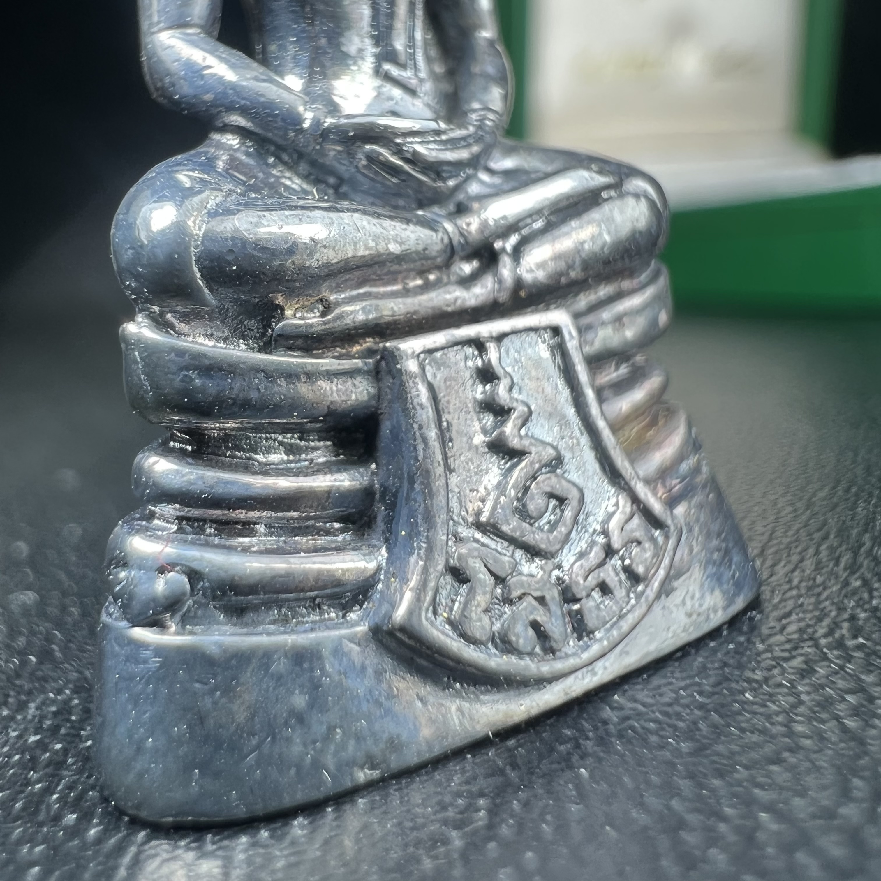 พระพุทธโสธร รุ่น กศก. 120 ปี เนื่องในโอกาสครบ 120 ปี กรมศุลกากร กระทรวงการคลัง จัดสร้าง ปี 2537 เนื้อเงินบริสุทธิ์ 99.9% ผิวขัดเงาลงดำ(งานบริษัท แพรนด้า จิวเวลรี่)สวยงดงาม ทรงคุณค่า