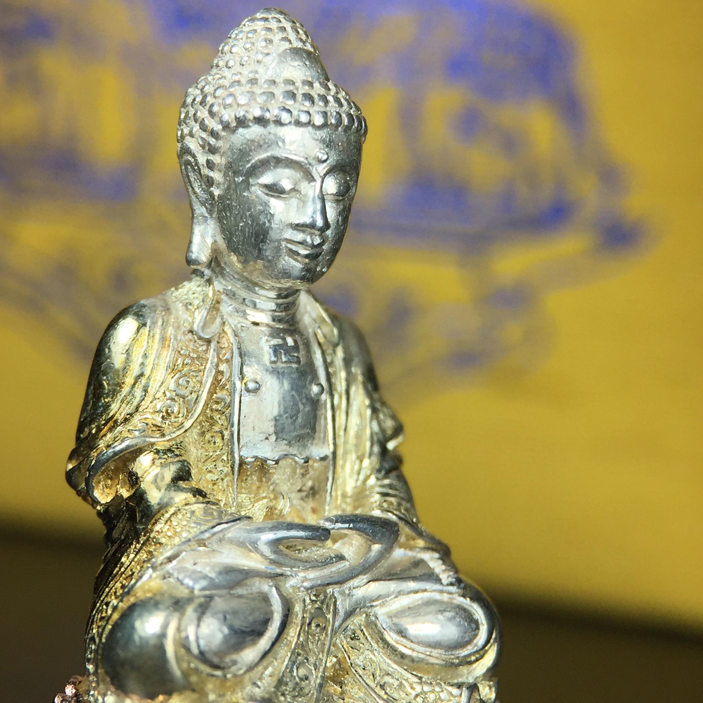 พระกริ่งจีน "ต้าเยิ่นถะ" รุ่น กาญจนาภิเษก ครองราชย์ 50 ปี วัดบวรนิเวศวิหาร ปี2538 เนื้อเงินสามกษัตริย์ สูง 3.8 ซม. (คัดสภาพสวยเดิม พิธีใหญ่ พุทธศิลป์งดงาม)