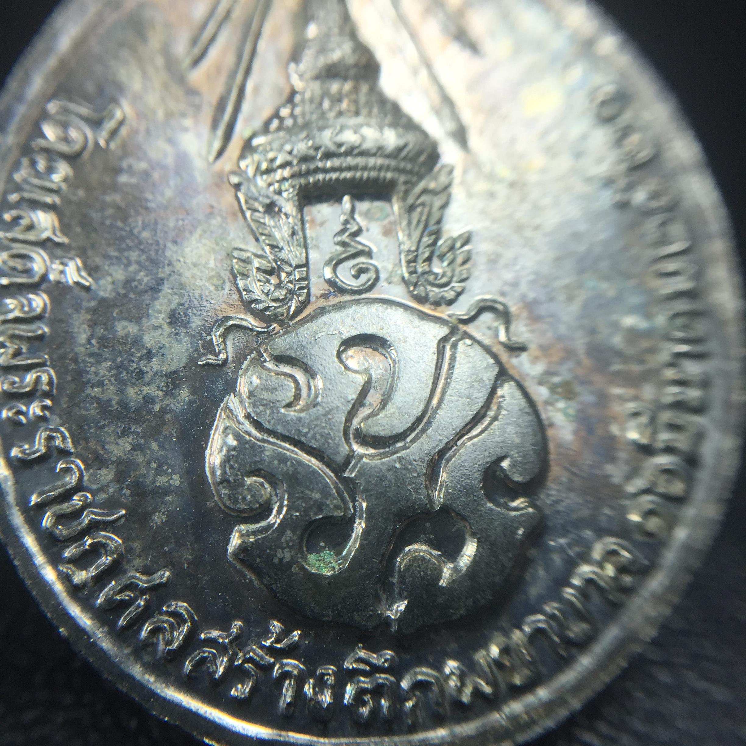 หลวงปู่แหวน วัดดอยแม่ปั๋ง รุ่นสร้างตึกโรงพยาบาล ปี 2521 หลัง ภปร.(ใหญ่) เนื้อกะไหล่เงิน(คัดสวยสภาพผิวเดิมสวยครบสมบูรณ์)