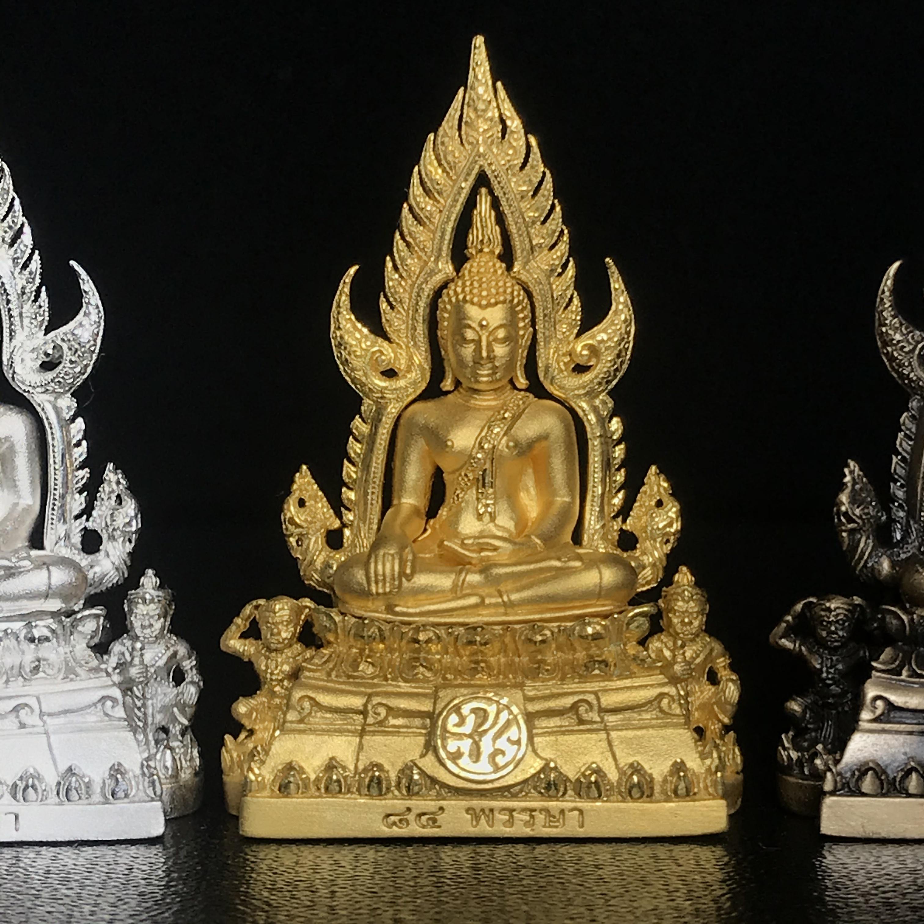 พระพุทธชินราช(จำลอง) ภปร. 84 พรรษา พิมพ์กลางขนาดหน้าตัก 1/2 นิ้ว(ครบชุด3องค์ เนื้อทองคำ+เนื้อเงินชุบทองคำขาว+เนื้อบรอนซ์รมดำซาติน)(พระราชทานมวลสาร จิตรลดาและเส้นพระเจ้า(เส้นผม)รัชกาลที่9)