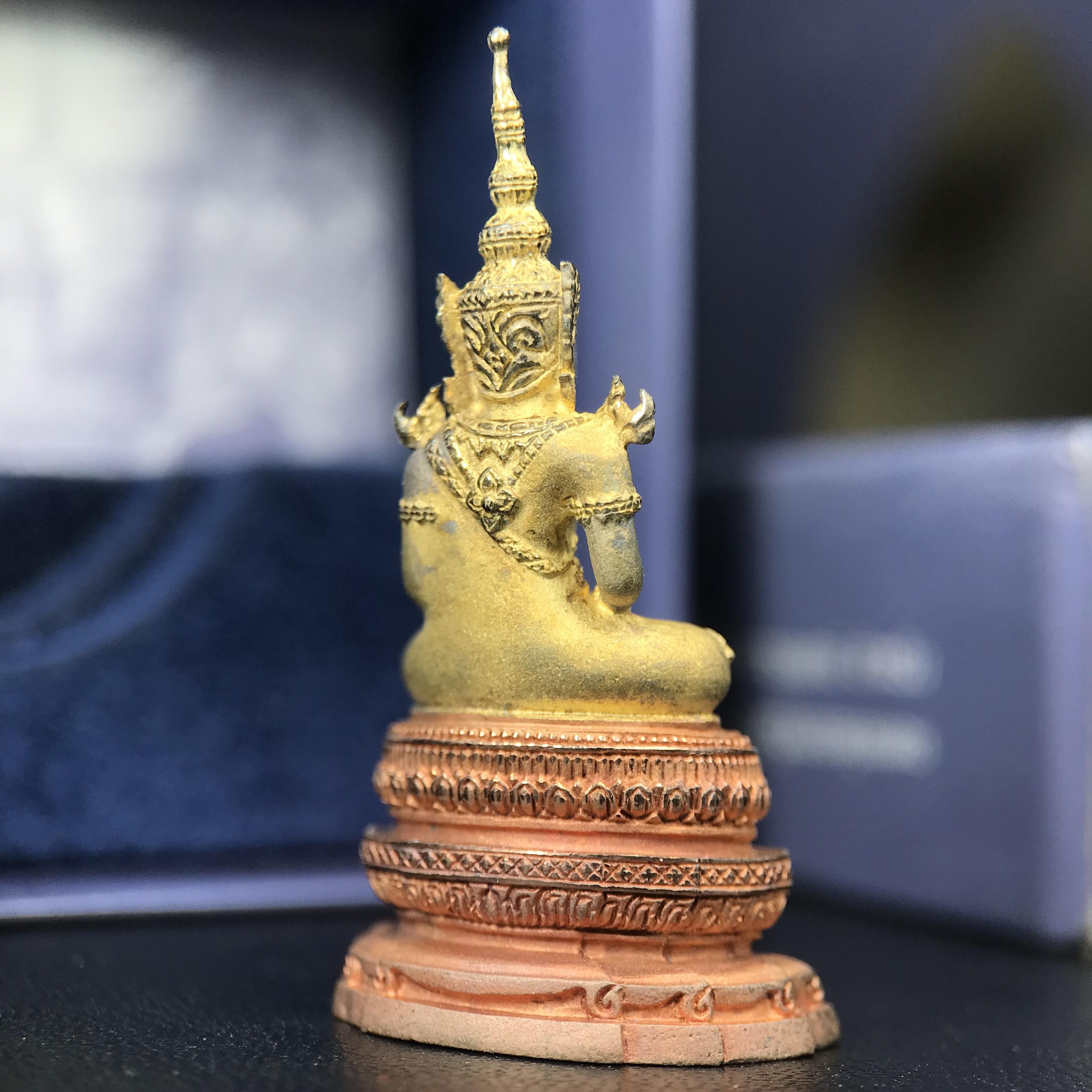 พระแก้วมรกต ภปร. ปี 2547 จัดสร้างโดยโรงพยาบาลภูมิพลอดุลยเดช เนื้อเงิน(3 กษัตริย์) ลอยองค์ หน้าตัก 1/2 นิ้ว สูง 3.7 ซม.พิธีมหามังคาภิเษก ณ พระอุโบสถวัดพระศรีรัตนศาสดาราม(วัดพระแก้ว) งดงามทรงคุณค่าอีกหนึ่งรุ่นยอดนิยม หายาก(องค์หมายเลข ๑๔๖๖)ผิวเดิมติดรุ้งสวย