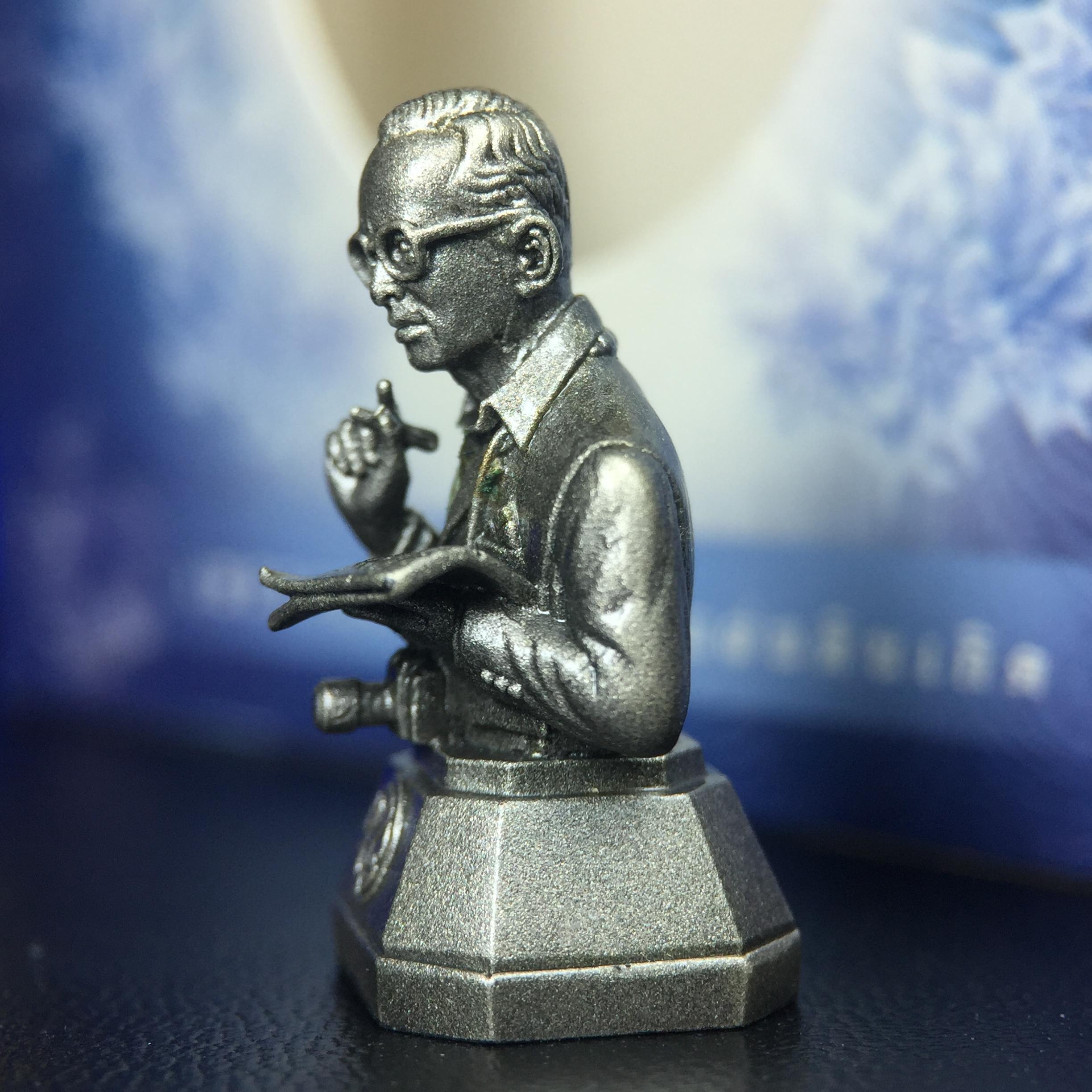 พระบรมรูปพระบาทสมเด็จพระเจ้าอยู่หัวรัชกาลที่ 9(ทรงงาน) ภปร. รุ่นเพราะแผ่นดินนี้คือแผ่นดินเกิด ปี 2551 ขนาดสูง 1 นิ้ว เนื้อบรอนซ์ชุบเงินรมดำ(ด้านหน้า ฐานพระบรมรูปฯ ประดิษฐานอักษรพระปรมาภิไธย ภ.ป.ร.)นิยมหายาก