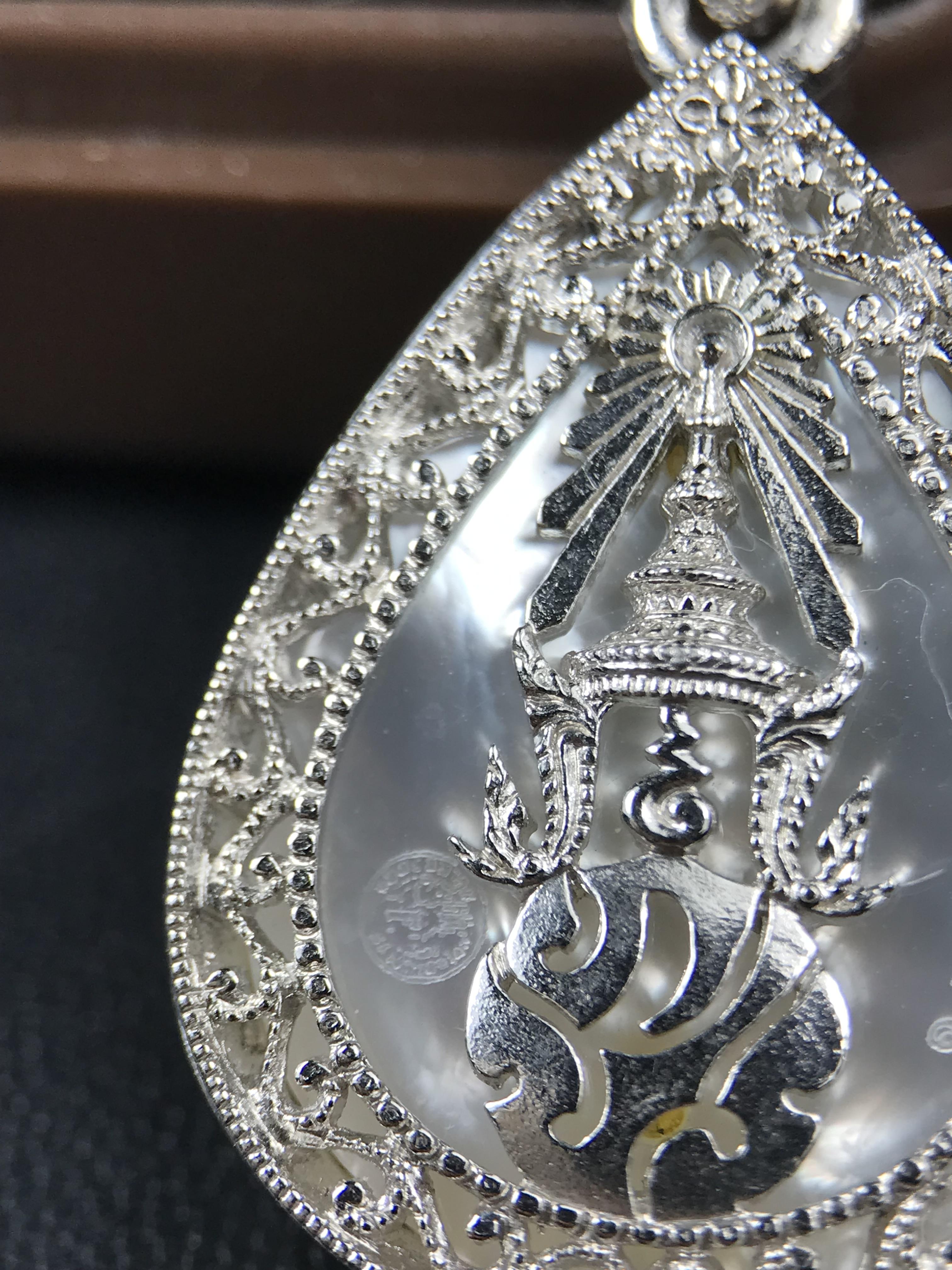 พระพุทธชินราช ภปร. โครงการ "เพราะแผ่นดินนี้ คือ แผ่นดินเกิด" ปี 2548(รุ่นแรก) เหรียญทรงหยดน้ำ ขนาด 21 x 31 มม. เนื้อเงินสามกษัตริย์ องค์พระชุบสามกษัตริย์ ล้อมด้วยกรอบเงินชุบทองคำขาวสลักเสลาเป็นลวดลายละเอียดอ่อน ส่วนพื้นองค์พระเป็นเปลือกหอยมุข