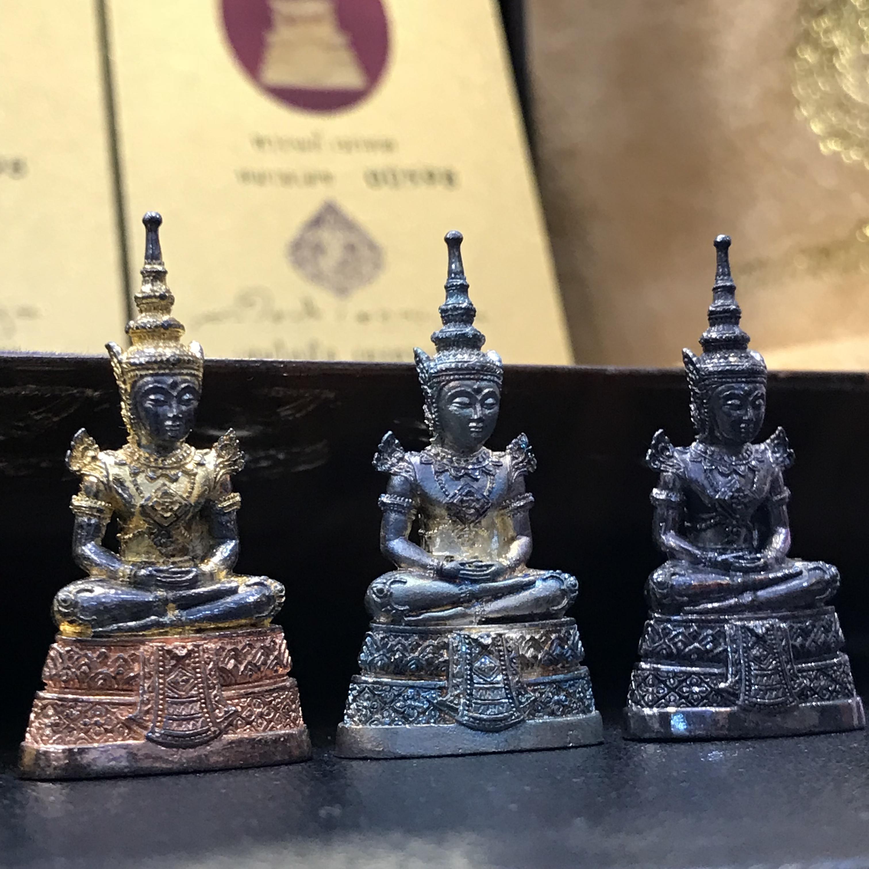 พระแก้วมรกต กรมสรรพสามิตจัดสร้างขึ้นเนื่องในโอกาสครบรอบ 64 ปีของกรมสรรพสามิต และเนื่องในวโรกาสที่พระบาทสมเด็จพระเจ้าอยู่หัวทรงครองราชย์ครบ 50 ปีในปีกาญจนาภิเษก เมื่อ พ.ศ.2539 ชุดทองคำ(1ใน2000ชุด)