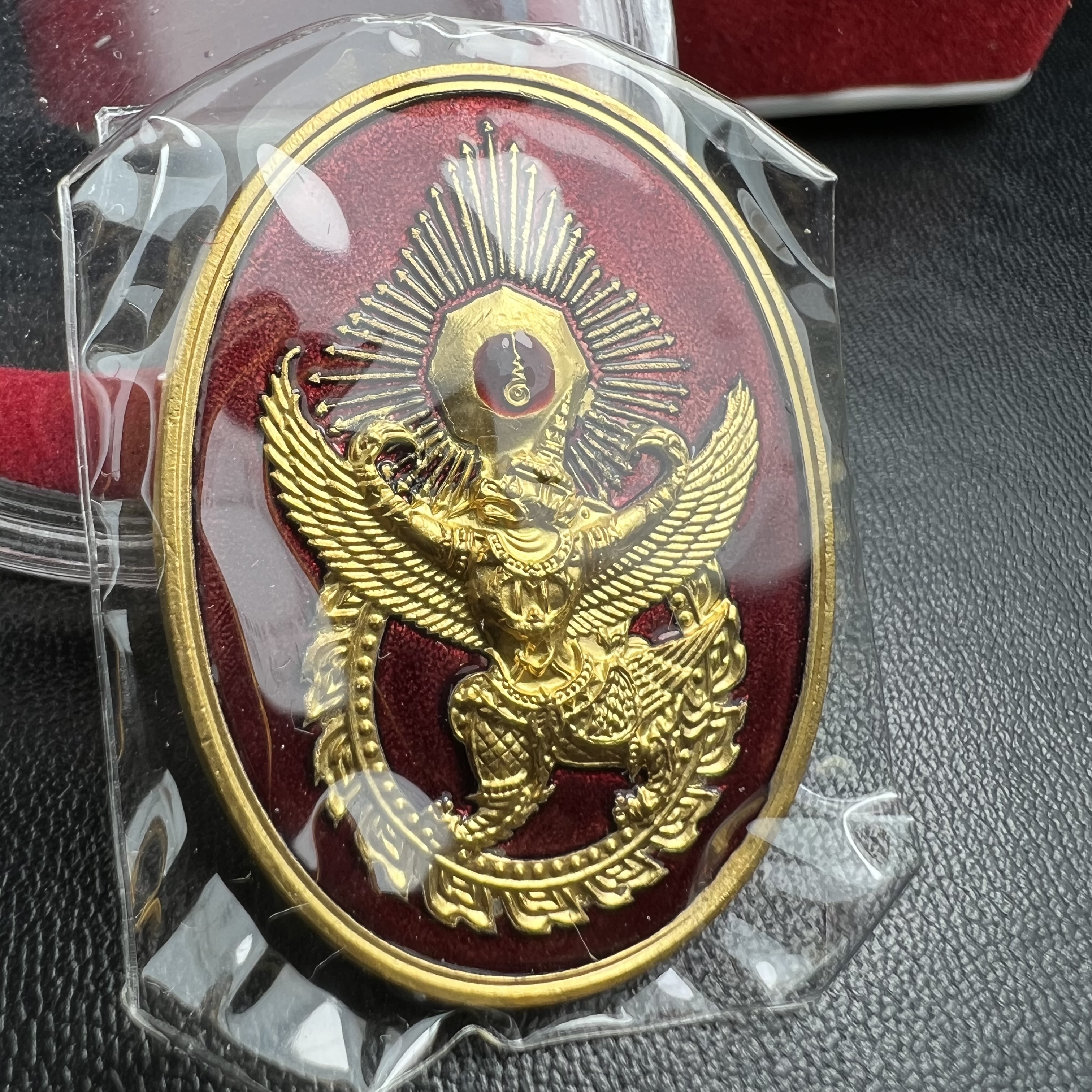 เหรียญครุฑดวงตรามหาเดช หลังยันต์มงกุฏพระเจ้า วัดตรีทศเทพวรวิหาร ปี2553 เนื้อกะไหล่ทองลงยาแดง(สภาพสวยซีนซองเดิมกล่องบรรจุเดิม)ดวงตราแห่งชัยชนะ ความสำเร็จ เจริญรุ่งเรือง แก้อาถรรพ์ ต่างๆ