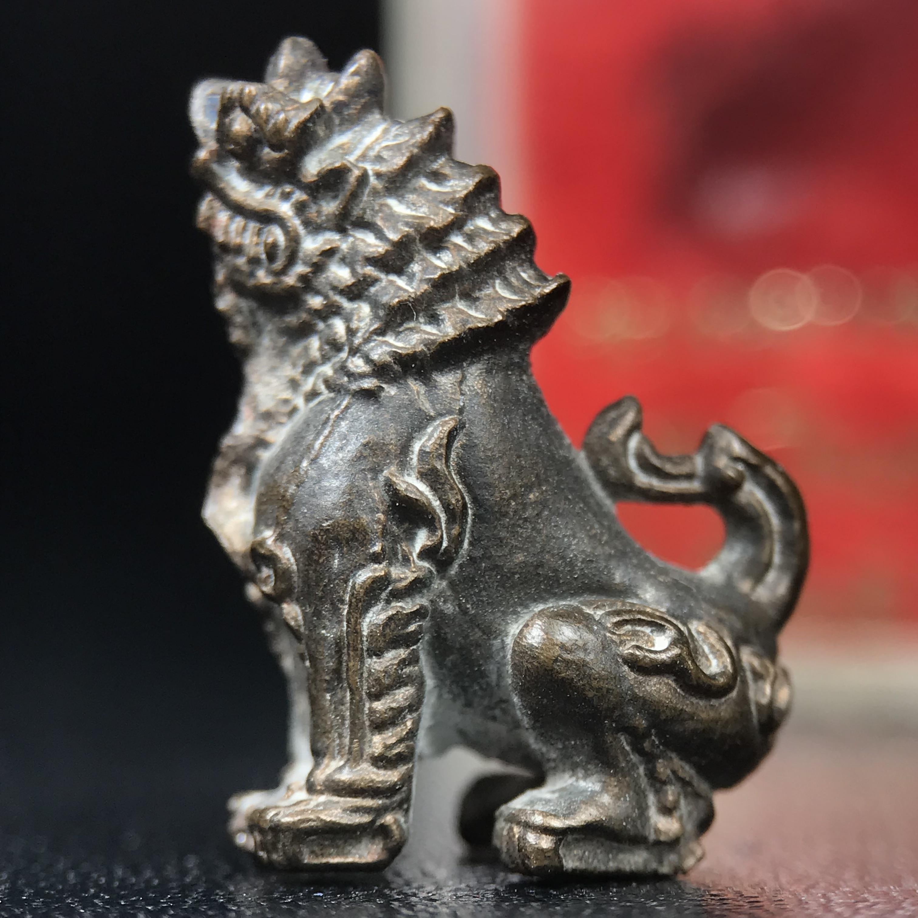 สิงห์เจ้าพ่อดำ วัดบุพพาราม จ.เชียงใหม่ ปี 2518 เนื้อนวโลหะ(ตอก 2 โค๊ต)หายาก(สภาพผิวเดิมสวยเดิมกล่องครบ) สิงห์รุ่นนี้มีพิธีดีมีเกจิอาจารย์ที่ร่วมปลุกเสกมากมาย****เครื่องราง ที่พระบาทสมเด็จพระเจ้าอยุ่รัชกาลที่ ๙ ทรงเสด็จฯประกอบพิธีด้วยพระองค์เอง