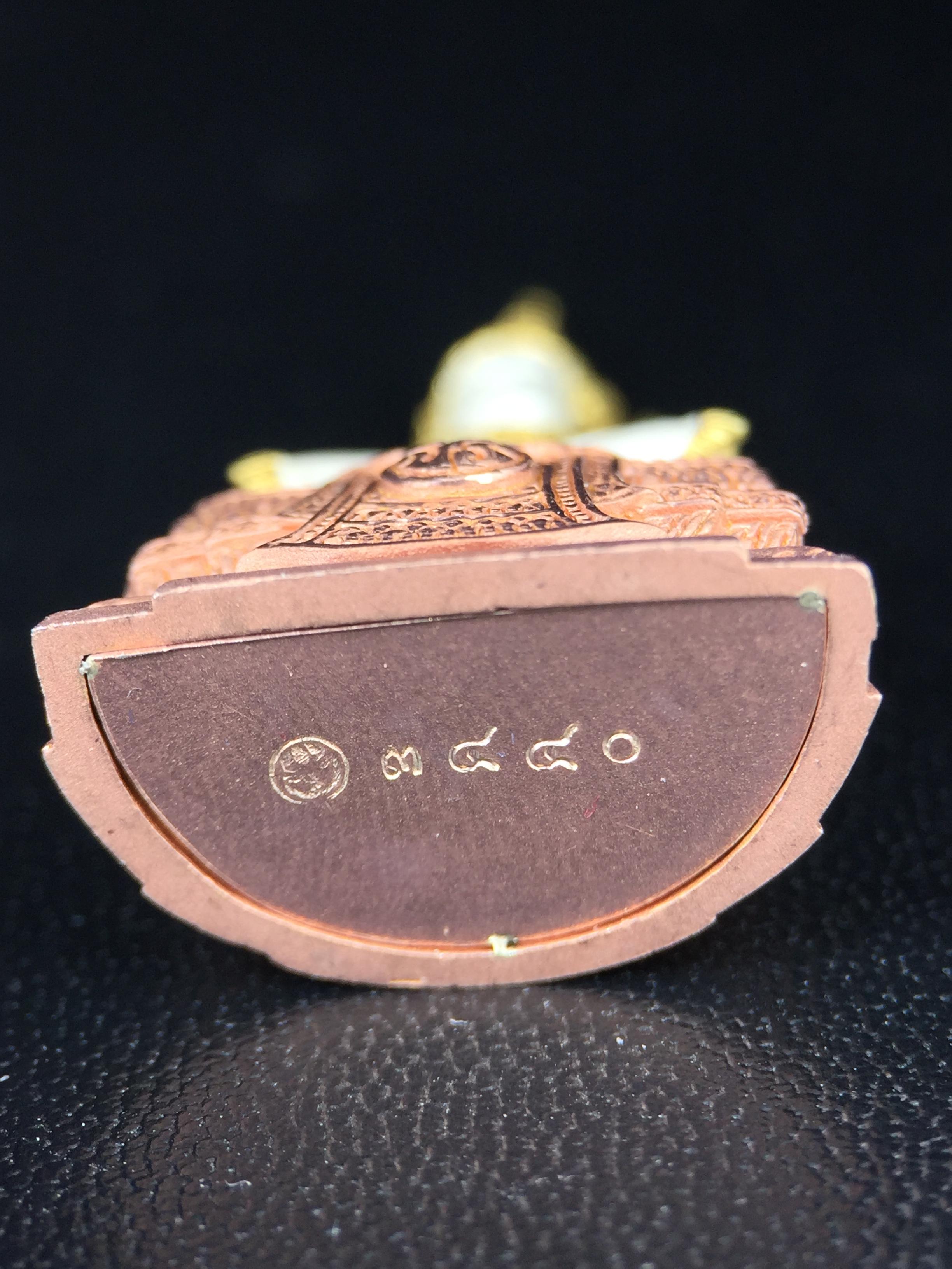 พระแก้วมรกต ภปร. ปี2547 จัดสร้างโดย รพ.ภูมิพลฯ เนื้อเงิน (3 กษัตริย์)ลอยองค์ หน้าตัก 1/2 นิ้ว งดงามทรงคุณค่าอีกหนึ่งรุ่นยอดนิยม หายาก