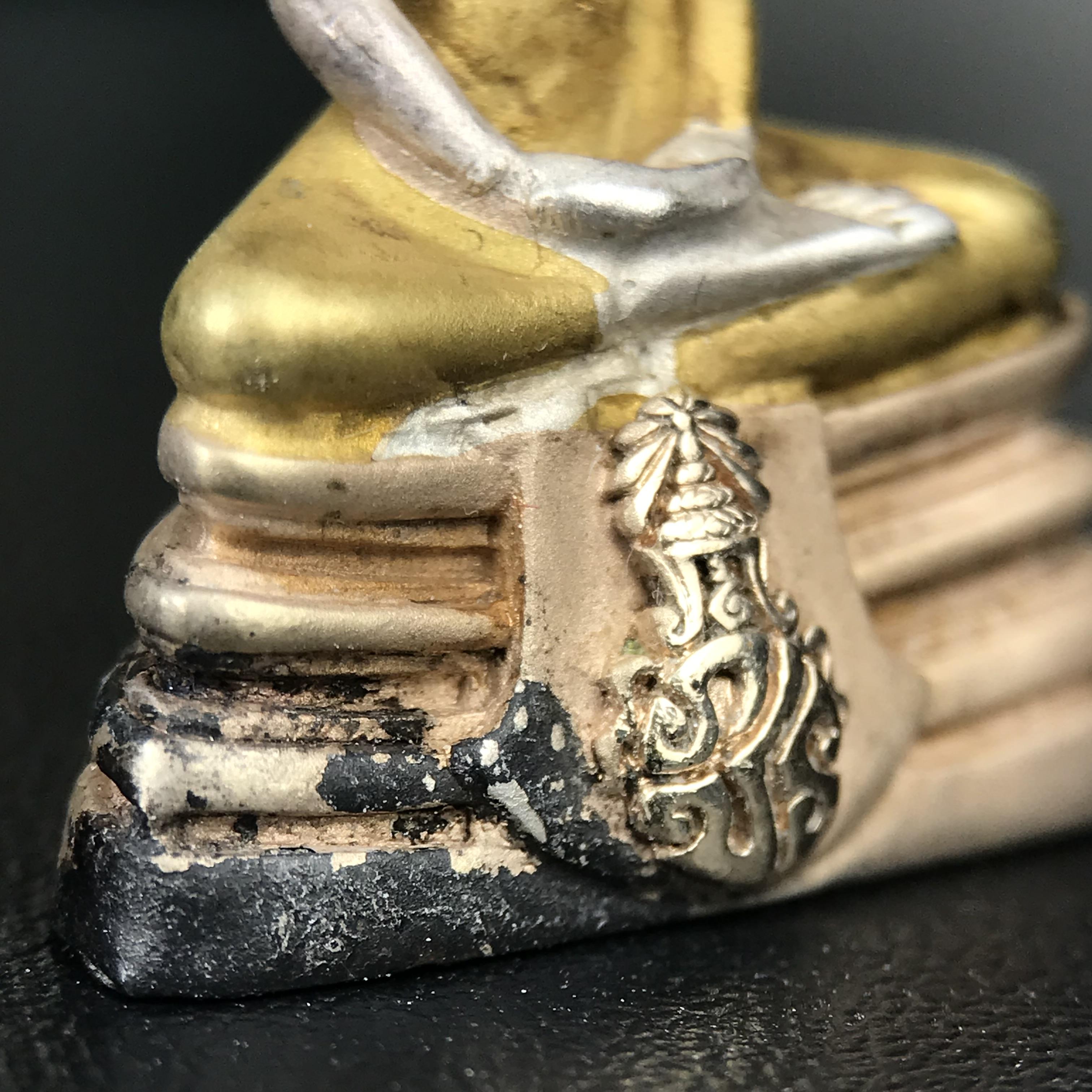 พระพุทธโสธร ภปร. รุ่นย้อนยุค สร้างพระอุโบสถ สมาคมชาวฉะเชิงเทรา จัดสร้าง ปี 2539 วโรกาสครองสิริราชสมบัติครบ 50 ปี เนื้อเงินชุบสามกษัตริย์ทรายนวลขัดเงาบางส่วน(สภาพผิวเดิม เก่าเก็บ) พร้อมกล่องบรรจุและใบรับรองเดิมครบ