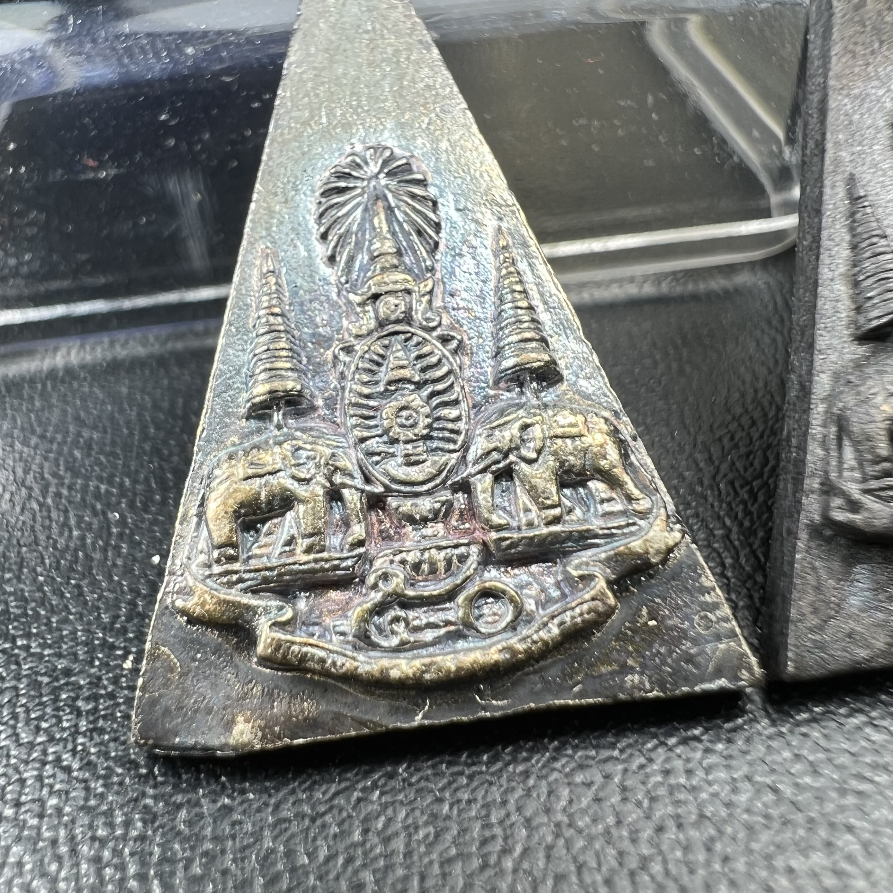 พระกำลังแผ่นดิน (สมเด็จจิตรลดา2) จัดสร้างเฉลิมพระเกียรติ ร.9 ครองราชย์ 50 ปี 2539 เนื้อเงิน(ผิวเดิมกลับดำ รุ้งๆสวย)+เนื้อนวโลหะ(สร้างน้อยหายาก)พร้อมกล่องบรรจุเดิมครบสมบูรณ์(1ใน2539องค์)