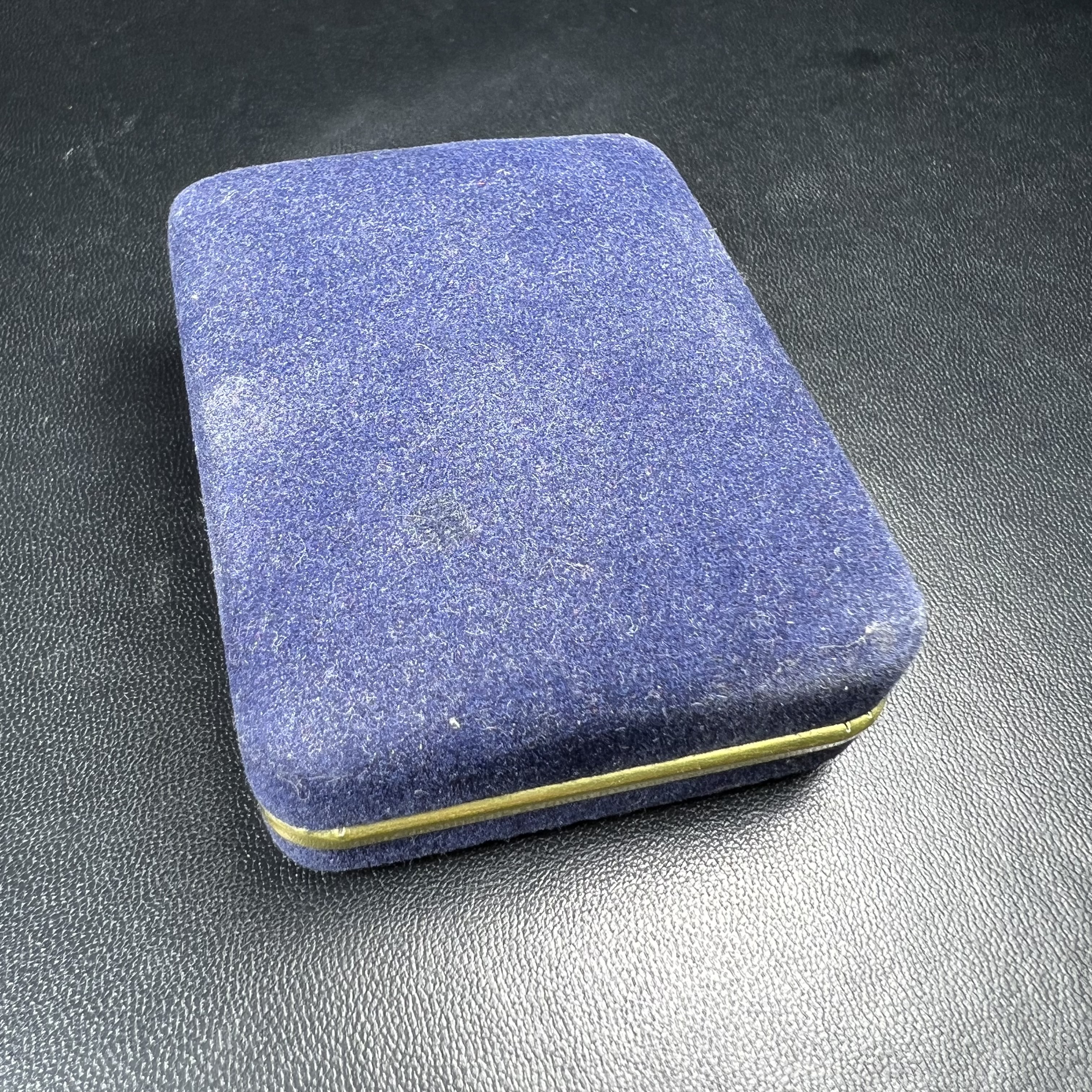 พระกริ่งนวปทุม ภปร. วัดปทุมวนาราม ปี 2535 เนื้อเงิน(ผิวเดิม ผิวน้ำทองทั่วองค์ สวย งดงาม) ขนาดสูง 3.7 ซม. พร้อมกล่องพิเศษบรรจุเดิมครบสมบูรณ์ (ในหลวงรัชกาลที่9เสด็จเททอง)(1ใน3000องค์)นิยมหายาก