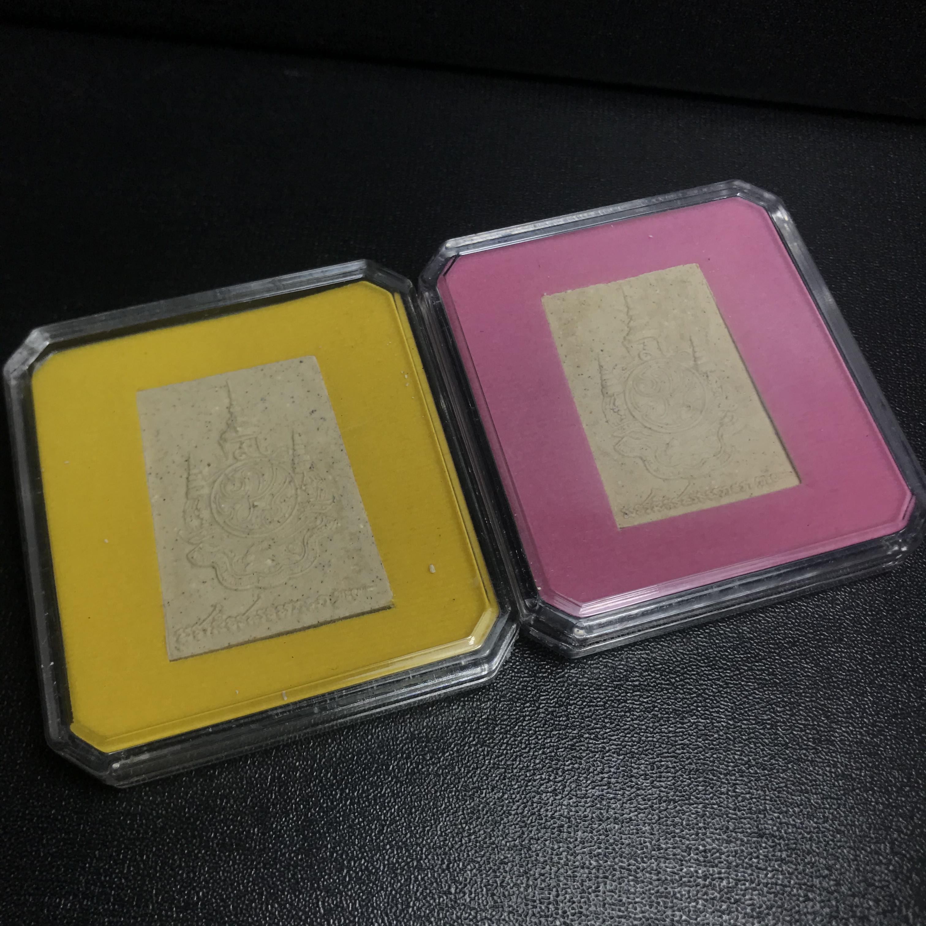 สมเด็จพระพุทธชินสีห์+สมเด็จพระไพรพินาศ ด้านหลังตราสัญลักษณ์เฉลิมพระชนมพรรษา 7 รอบ ในวโรกาสเฉลิมพระชมพรรษาในหลวงรัชกาลที่9 ครบ 7 รอบ และ ที่ระลึกสมโภชวัดบวรนิเวศวิหารครบ 175 ปี พ.ศ.2554 เนื้อผง พิมพ์ ขนาดสูง 3.5 ซม. พร้อมกล่องบรรจุเดิม(1ชุด2องค์)