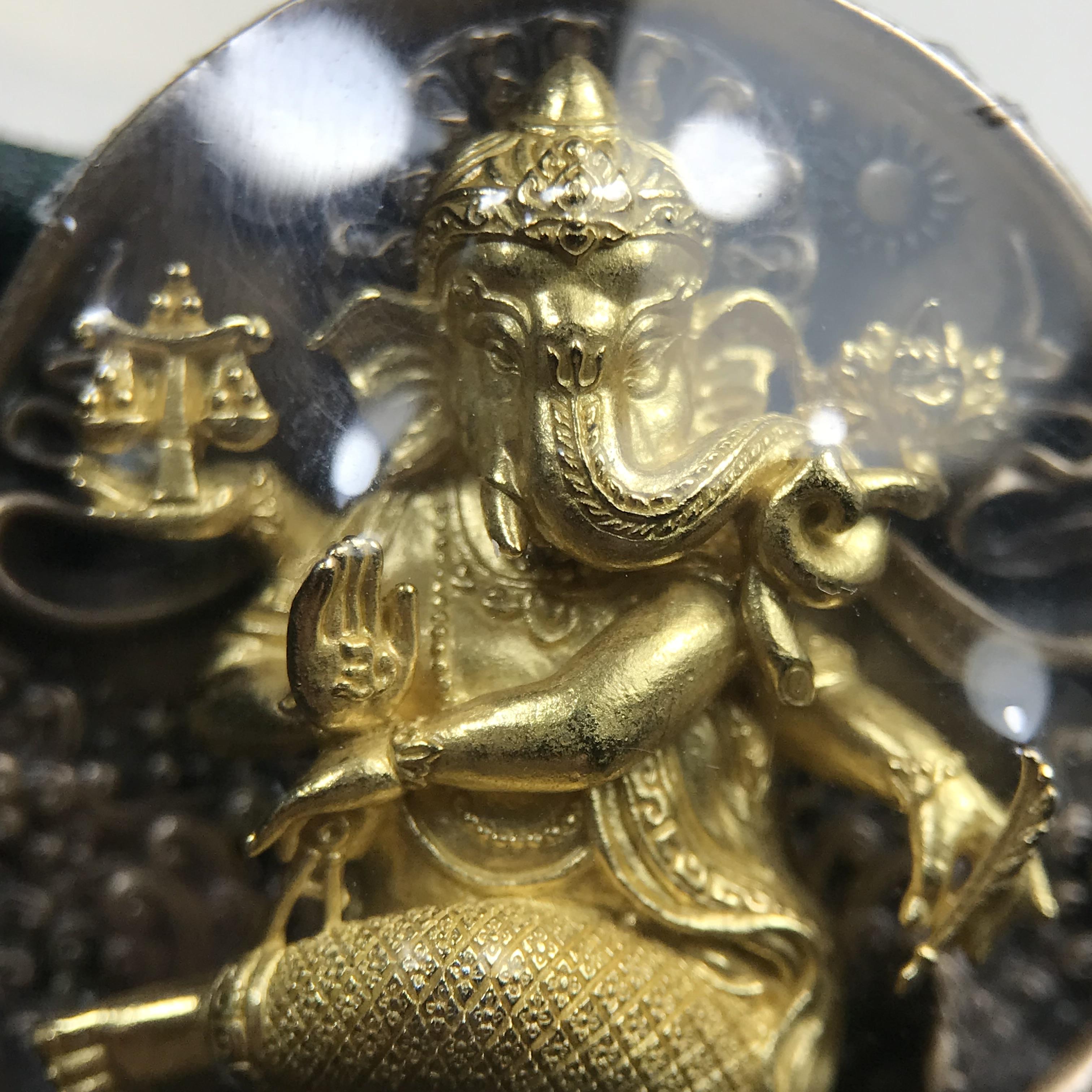 พระพิฆเนศ ประทานศิลป์ ที่ระลึกครบรอบ 50 ปี กลุ่มบ.แพรนด้าจิวเวลรี่ เนื้อบรอน์3กษัตริย์ ออกแบบได้สวยวิจิตรงดงาม ได้อัญเชิญมวลสารอันเป็นมงคลที่ได้ปลุกเสกแล้ว หลอมรวมเป็นเนื้อเดียวกับเหรียญ เพื่อความเป็นศิริมงคล สถิตย์สถาพร สืบไป