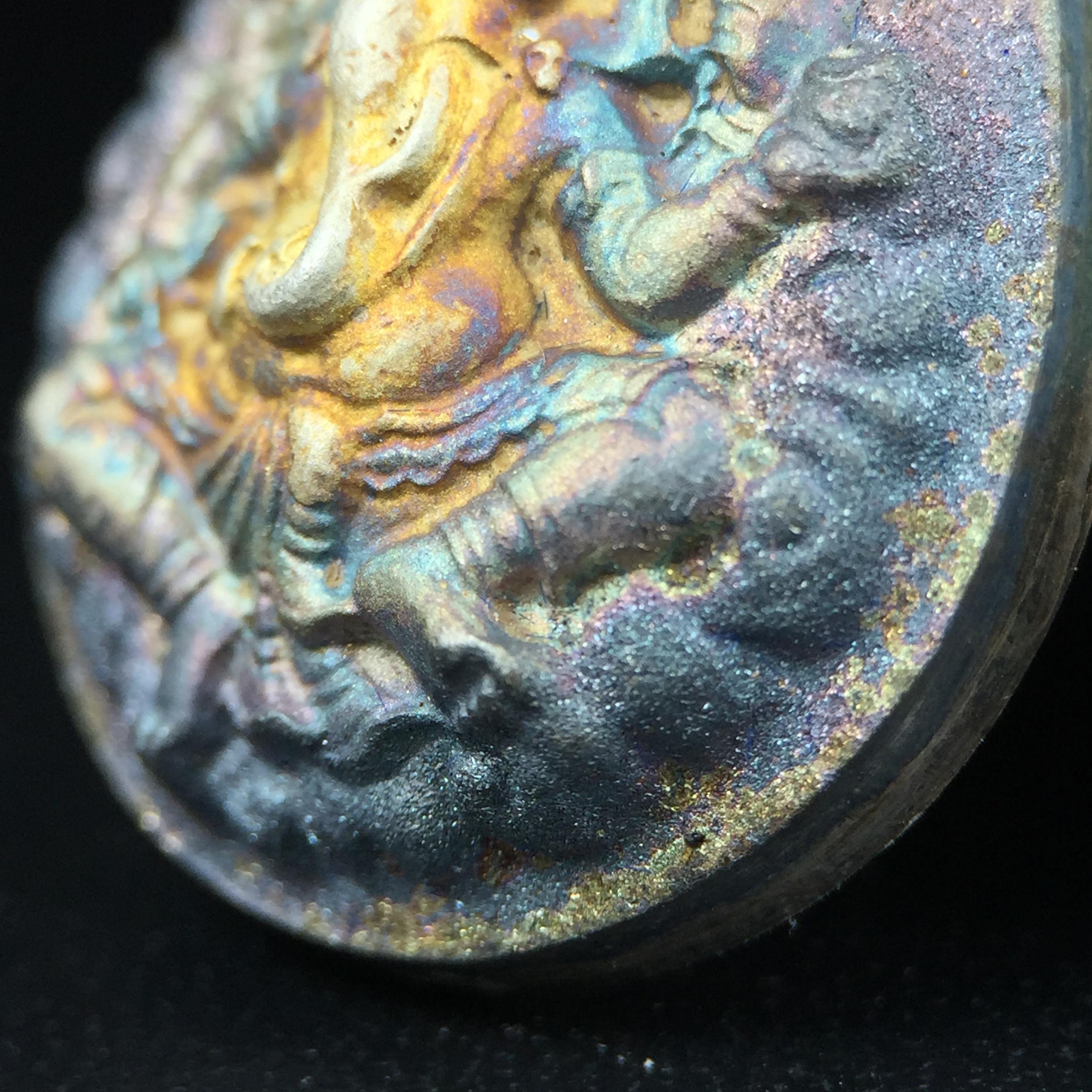 เหรียญพระพิฆเนศวร ญสส. ชุดกาญจนาภิเษกครองราชย์ 50 ปี พุทธศักราช 2538 พิมพ์ใหญ่(2.9 ซม.) เนื้อเงินผิวเดิมกลับดำขึ้นสีรุ้งเข้มขลังงดงามธรรมชาติสร้างสรรค์ สภาพสวยเดิมพร้อมกล่องบรรจุเดิม ตอกโค๊ดหมายเลขกำกับ(1ใน 5539องค์)