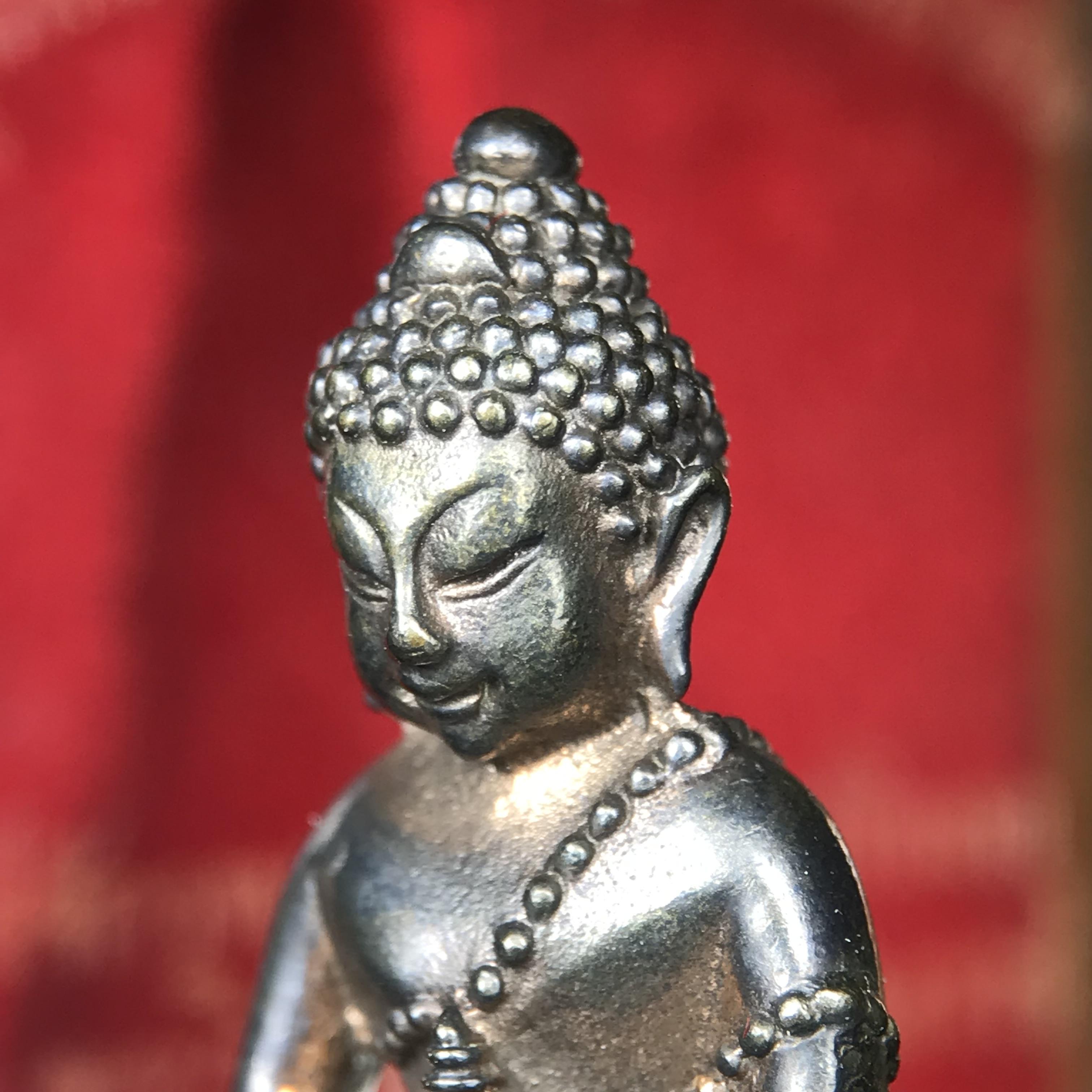 พระกริ่งนเรศวรพระองค์ดำ + พระชัยวัฒน์พระองค์ดำ อนุสรณ์ 100 ปี พิษณุโลกพิทยาคม (โรงเรียนชาย) พิธีจักรพรรดิมหาพุทธาภิเษก ปี 2542 เนื้อนวโลหะ(เต็มสูตรแก่ทองคำ) พิธีใหญ่มวลสารดีเกจิอาจารย์ยอดนิยมร่วมปลุกเสก*** ตอกโค้ดและหมายเลข*** 1 ใน 4999 องค์ ยอดนิยมหายาก