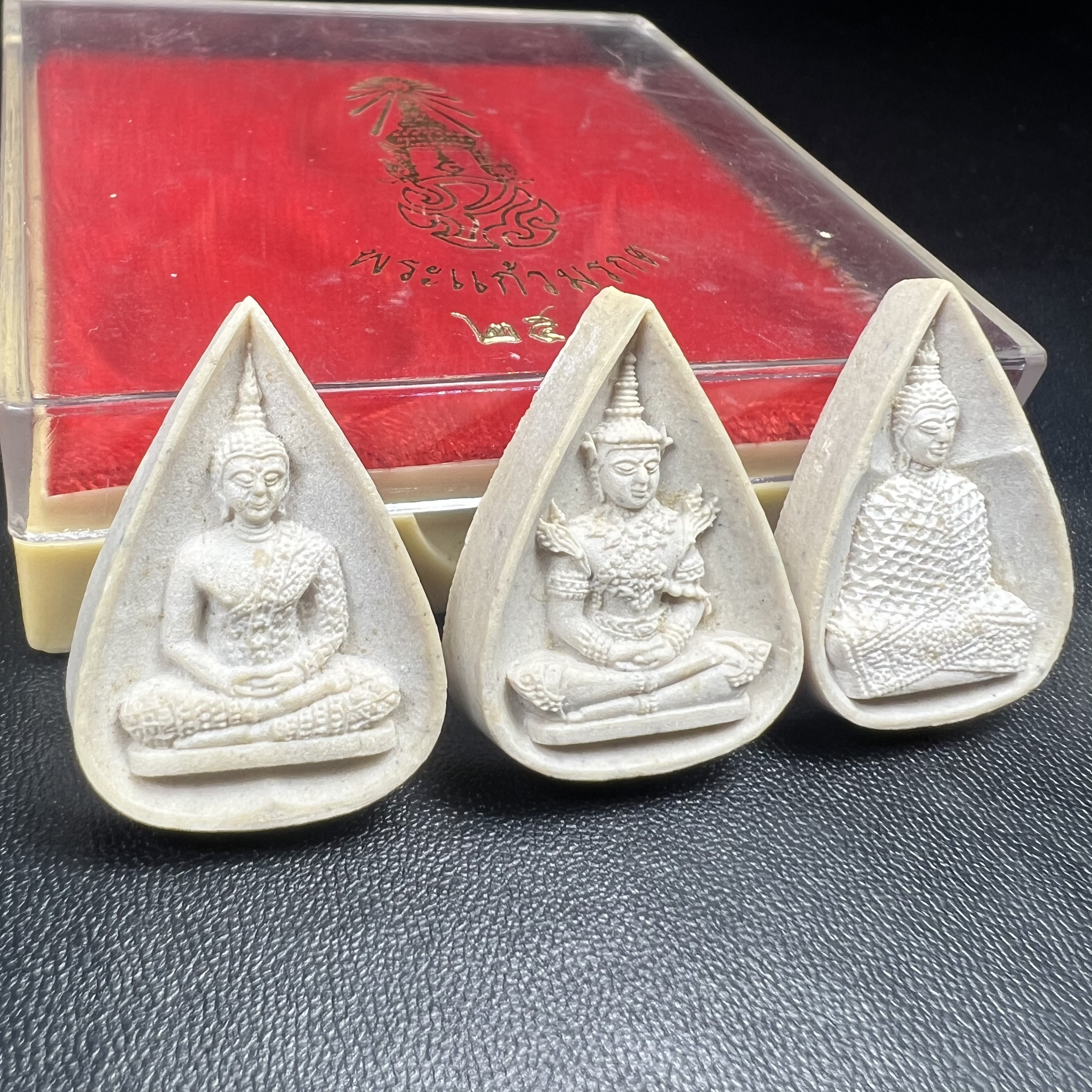 พระแก้วมรกต หลัง ภปร. เนื้อผง ปี2530 พระดี พิธีใหญ่ ประกอบพิธีพุทธาภิเษกพร้อมกับพิธีพระกริ่งปวเรศ ปี2530 วัดบวรนิเวศและวัดพระแก้ว(ครบชุดสามฤดูกล่องเดิมครบ)หายาก