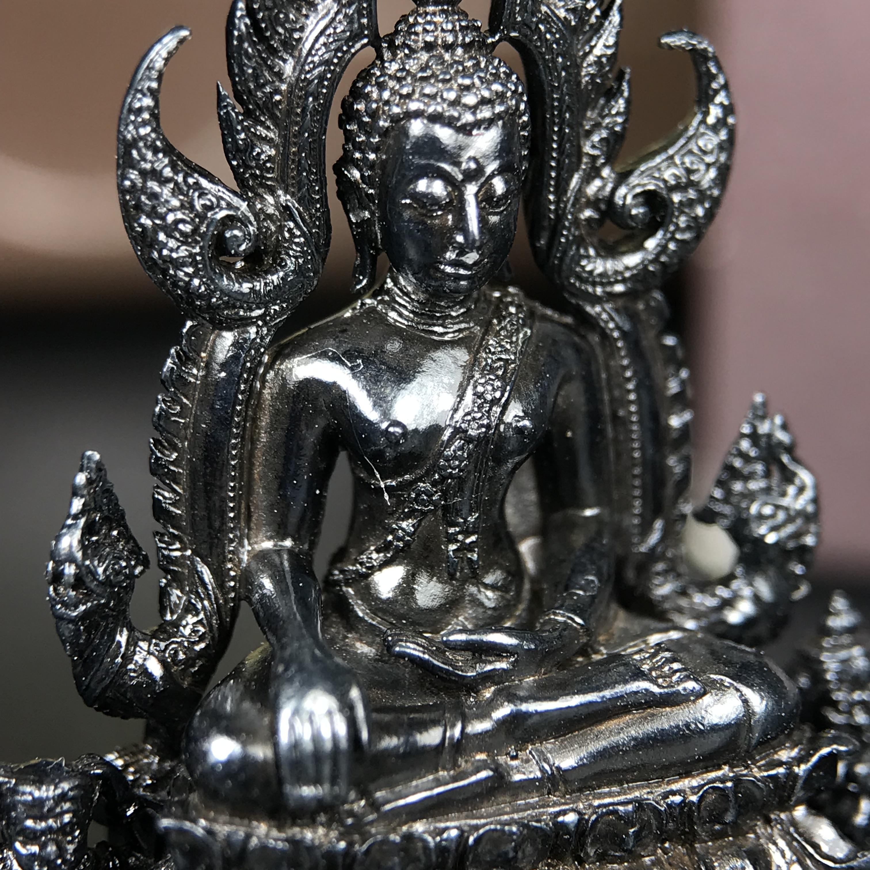 พระพุทธชินราช ภปร. โครงการ "เพราะแผ่นดินนี้ คือ แผ่นดินเกิด" ปี2548(รุ่นแรก) ลอยองค์ หน้าตัก 1/2 นิ้ว(ขนาด 3.5 x 2.5 ซม.) เนื้อเงินรมดำ(พุทธศิลป์จำลองเมื่อครั้งลอกทอง ครั้งที่3 เมื่อปี2547 ร้อยปีจะมีสักครั้ง "พระพุทธชินราชองค์ดำ")