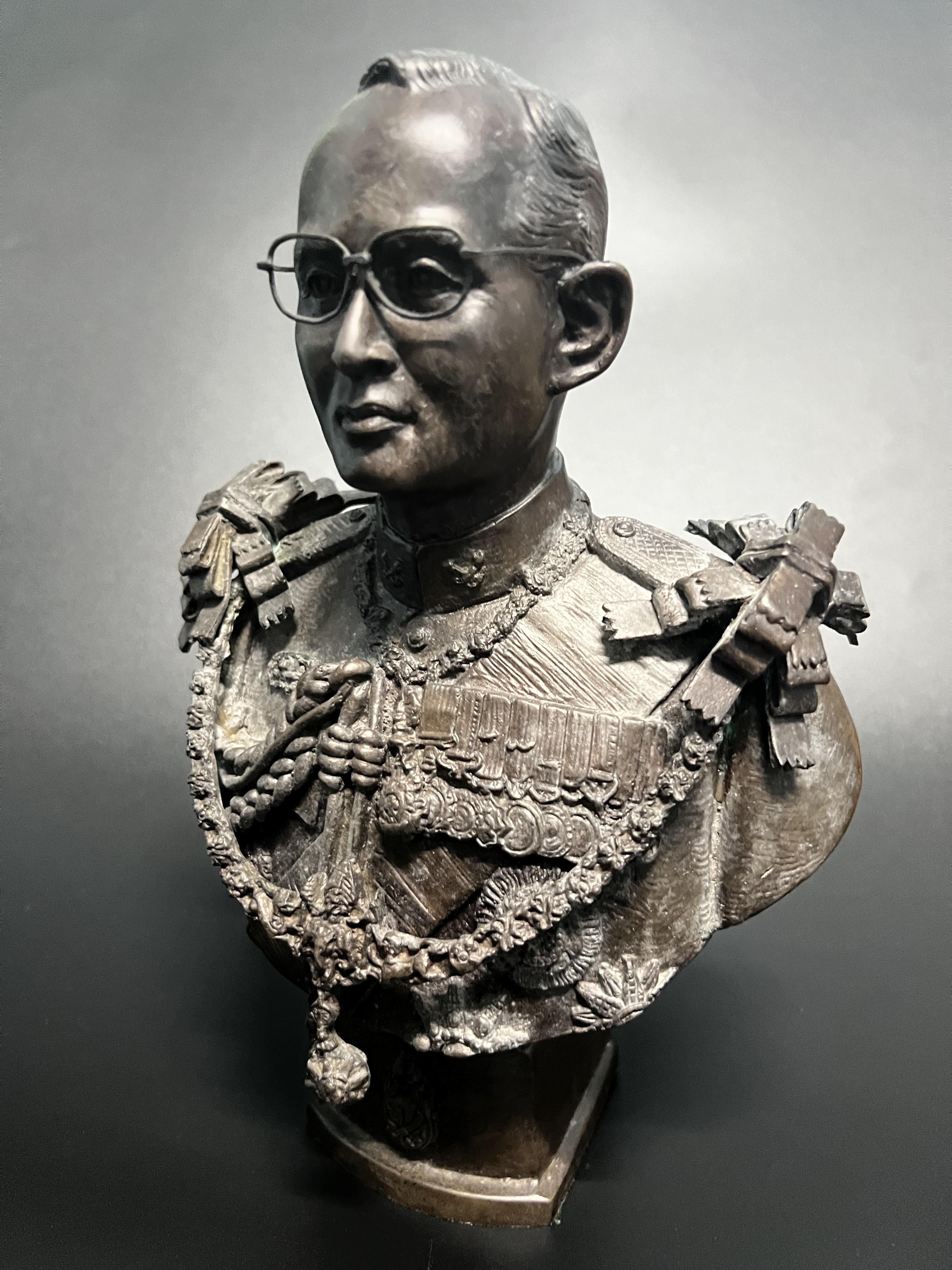 พระบรมรูปในหลวงรัชกาลที่9 รุ่นเฉลิมพระเกียรติ ปี2545 สูง 9 นิ้ว ฉลองพระองค์เต็มยศสายสะพายมหาจักรี สายสร้อยจุลจอมเกล้า ส่วนฐานประดับอักษรพระปรมาภิไธย ภ.ป.ร.(พิธีปลุกเสกวัดพระแก้ว)